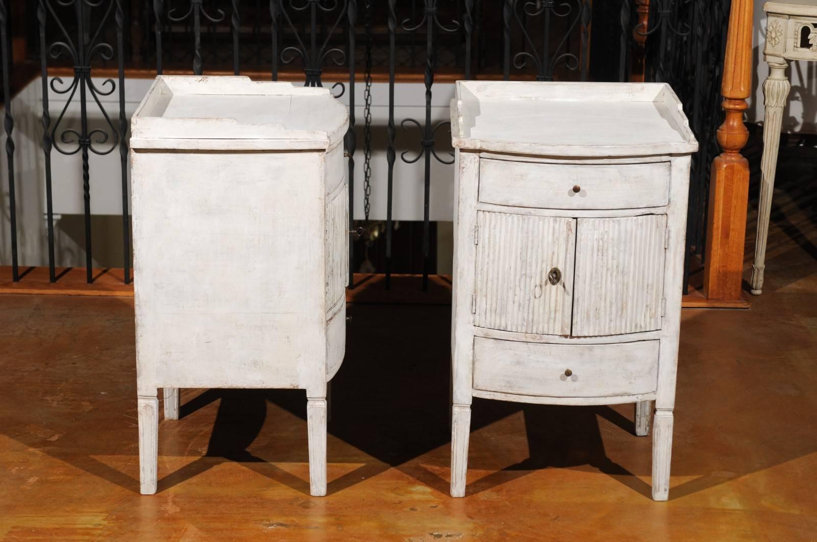 19th Century Pair of 1820 Swedish Göteborg Gustavian Painted Bedside Tables with Reeded Doors