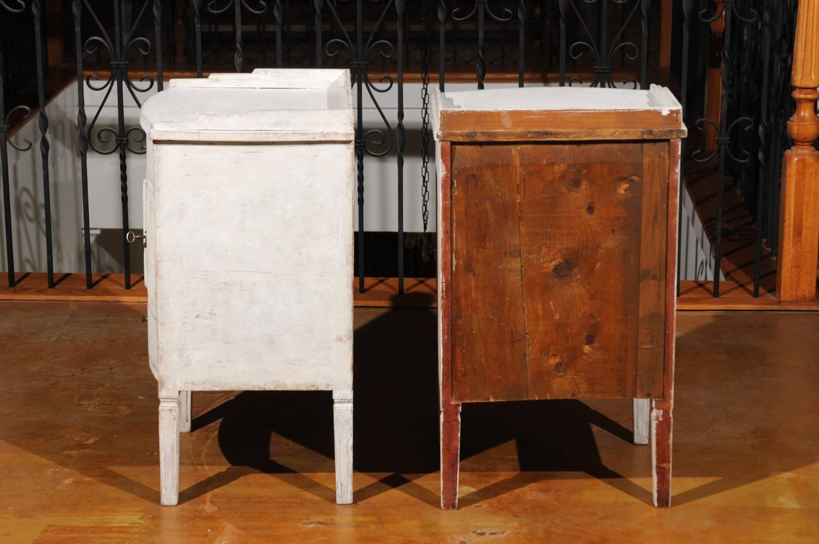Pair of 1820 Swedish Göteborg Gustavian Painted Bedside Tables with Reeded Doors 1