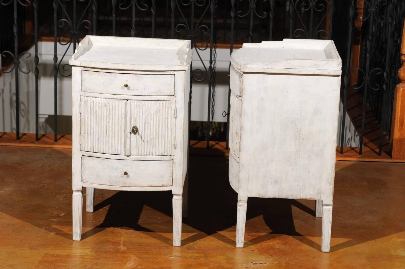 Pair of 1820 Swedish Göteborg Gustavian Painted Bedside Tables with Reeded Doors 2