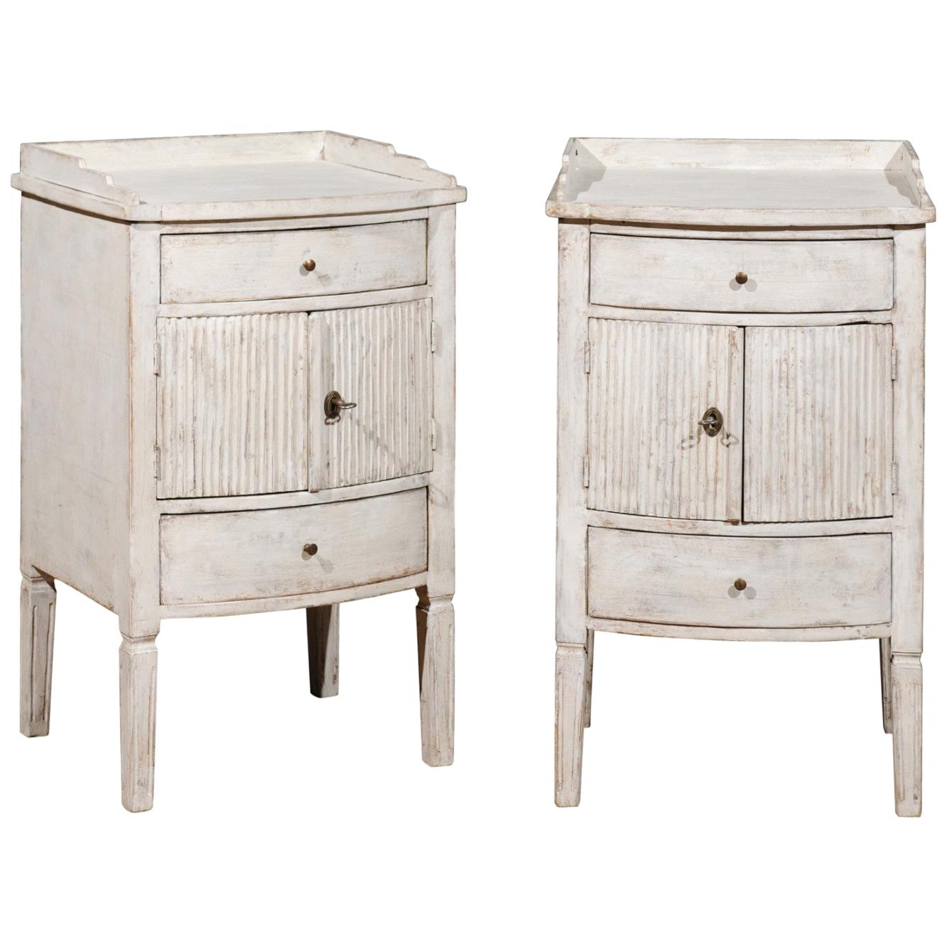 Pair of 1820 Swedish Göteborg Gustavian Painted Bedside Tables with Reeded Doors