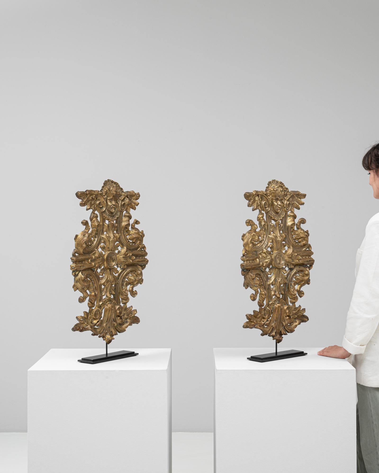 Coppia di sculture francesi in ottone del 1820 su supporto in metallo In condizioni buone in vendita a High Point, NC