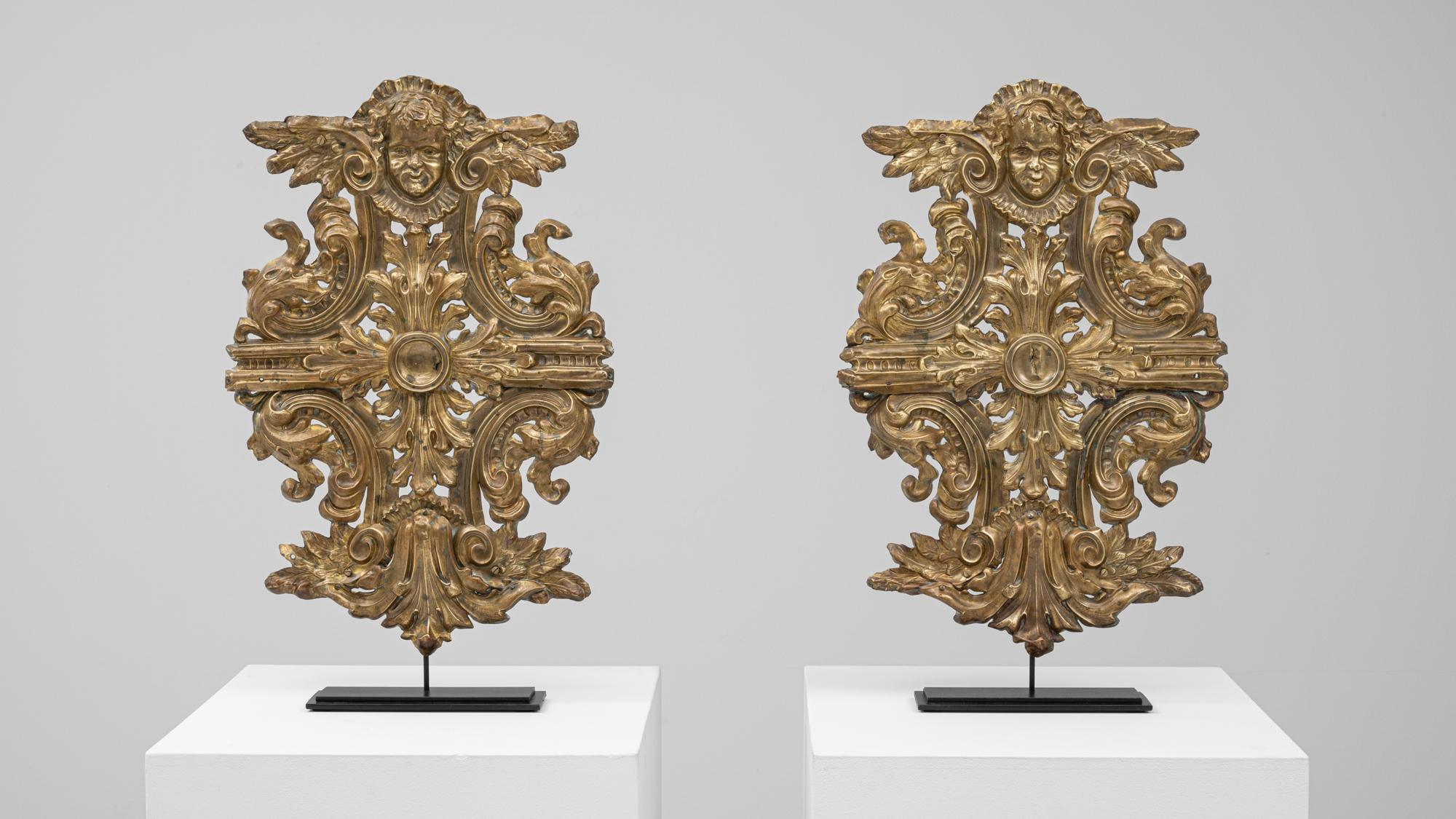 Metallo Coppia di sculture francesi in ottone del 1820 su supporto in metallo in vendita