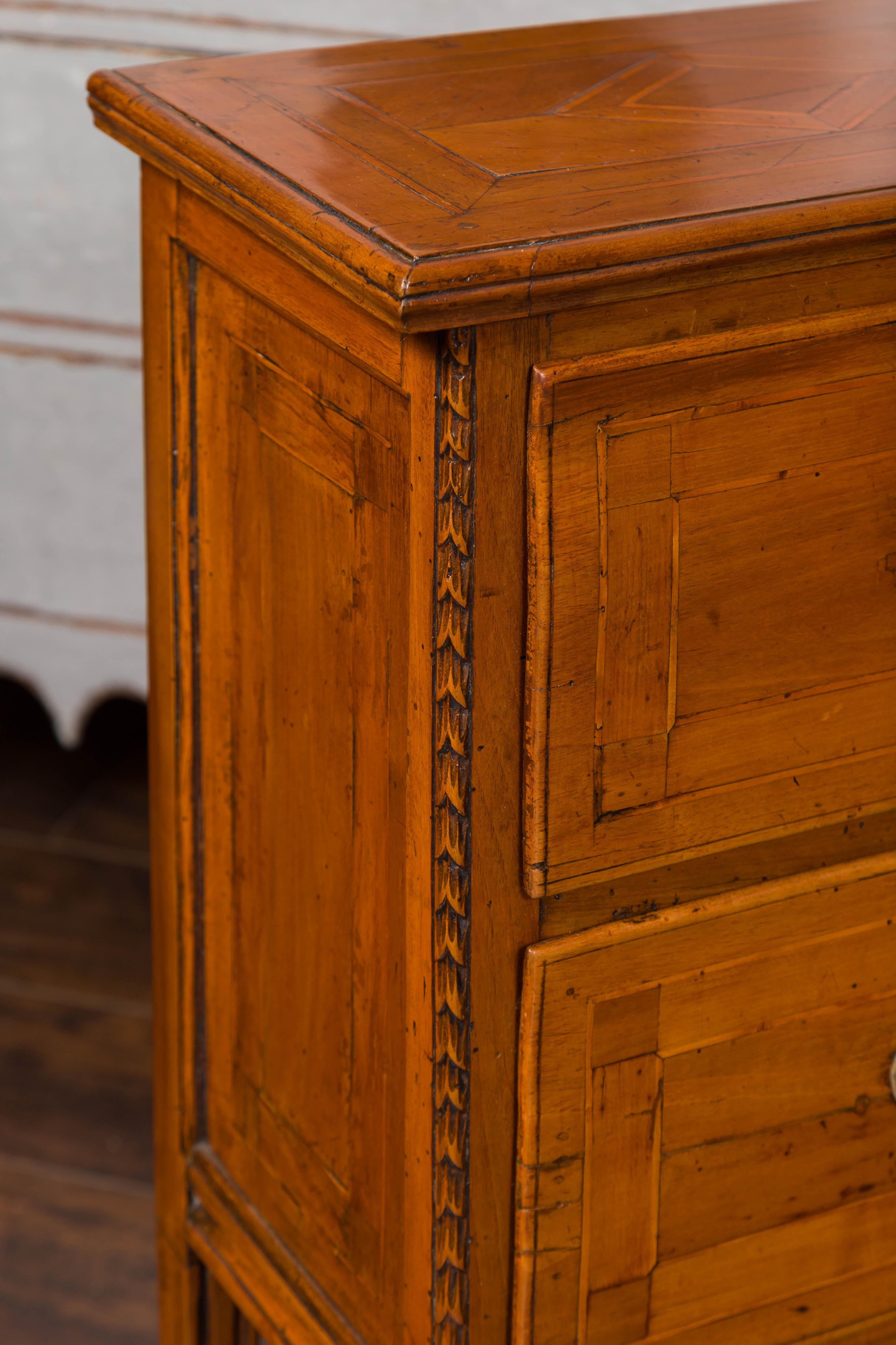 Pair of 1820s Italian Neoclassical Carved Walnut Bedside Tables with Banding For Sale 5