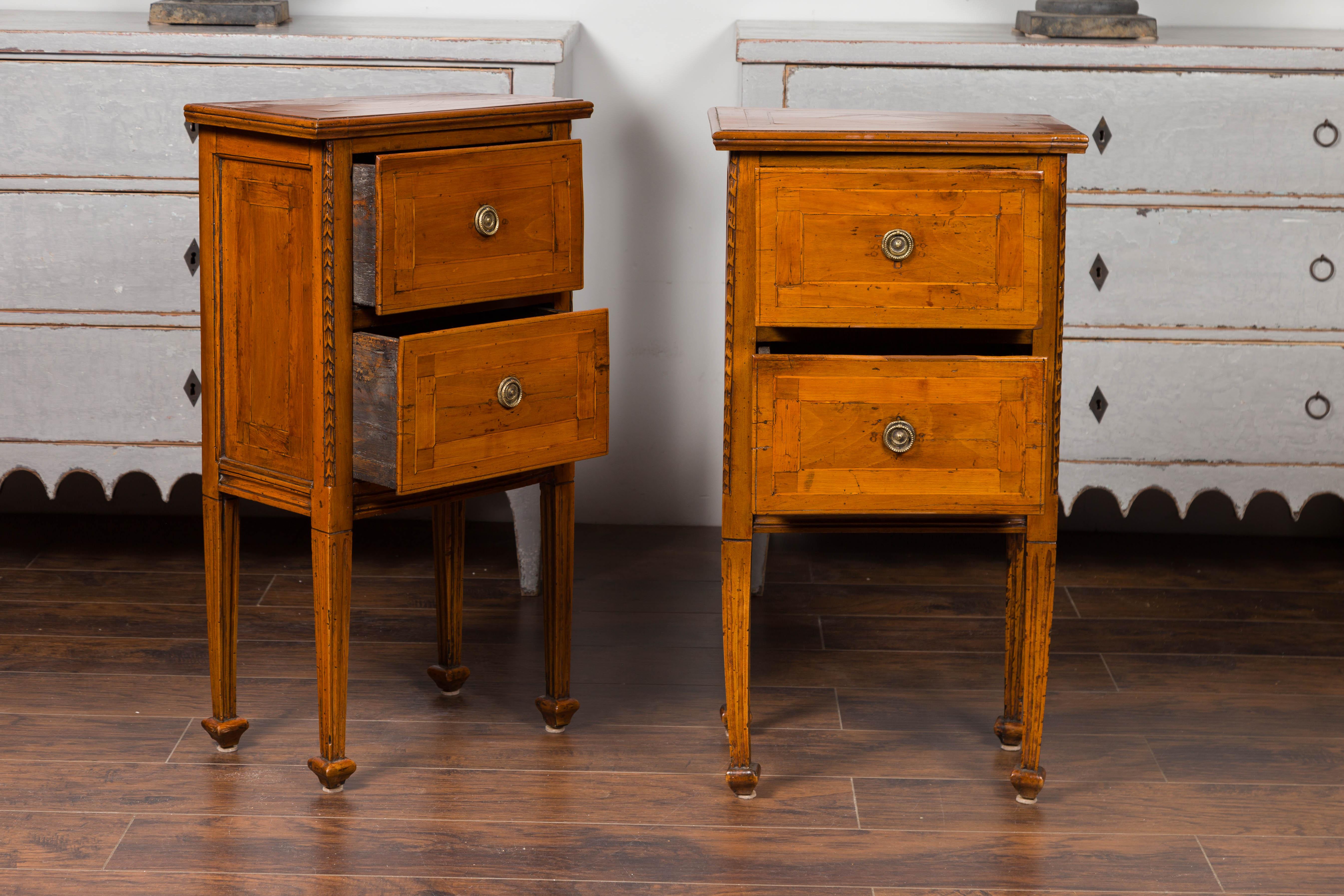 19th Century Pair of 1820s Italian Neoclassical Carved Walnut Bedside Tables with Banding For Sale