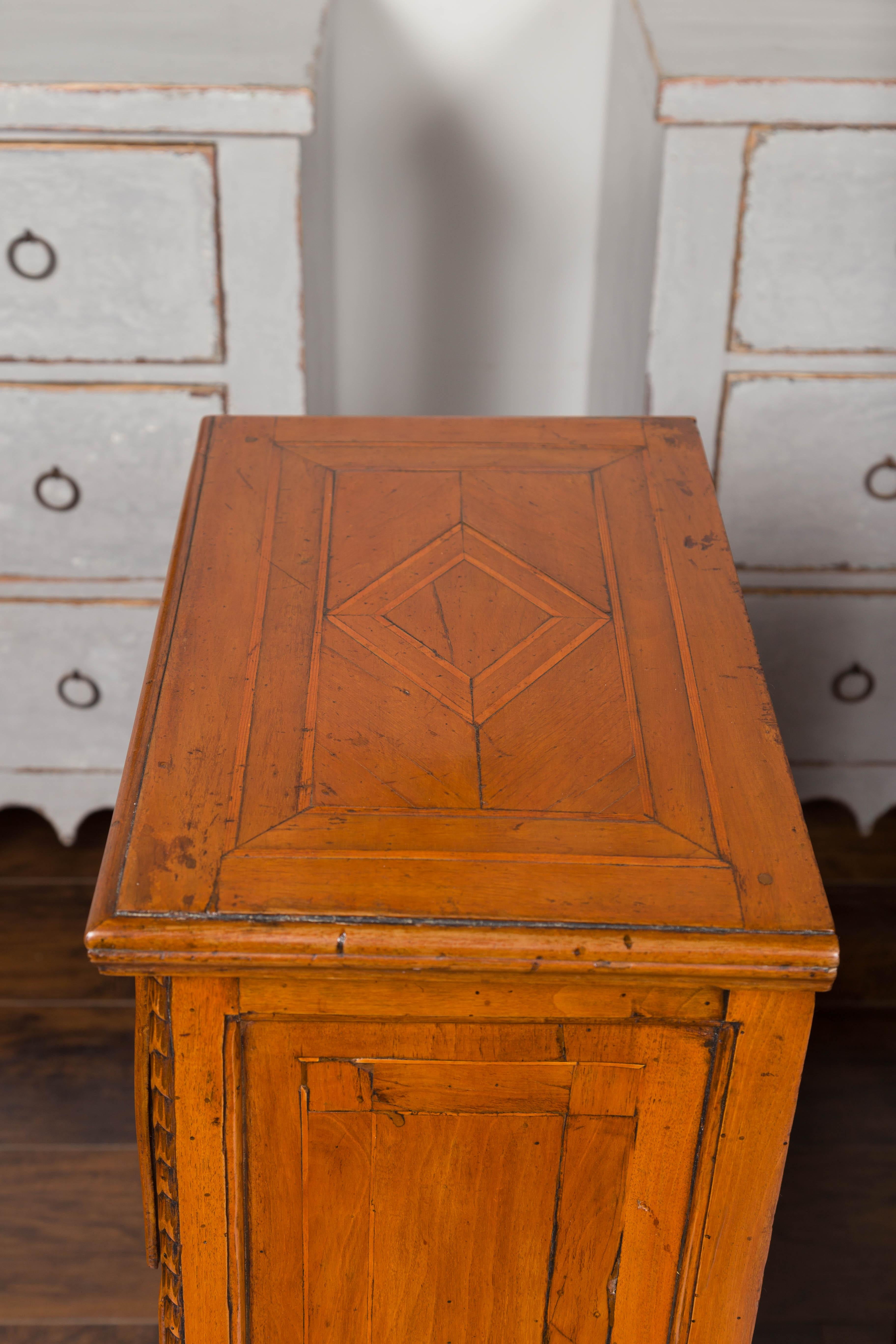Pair of 1820s Italian Neoclassical Carved Walnut Bedside Tables with Banding For Sale 1