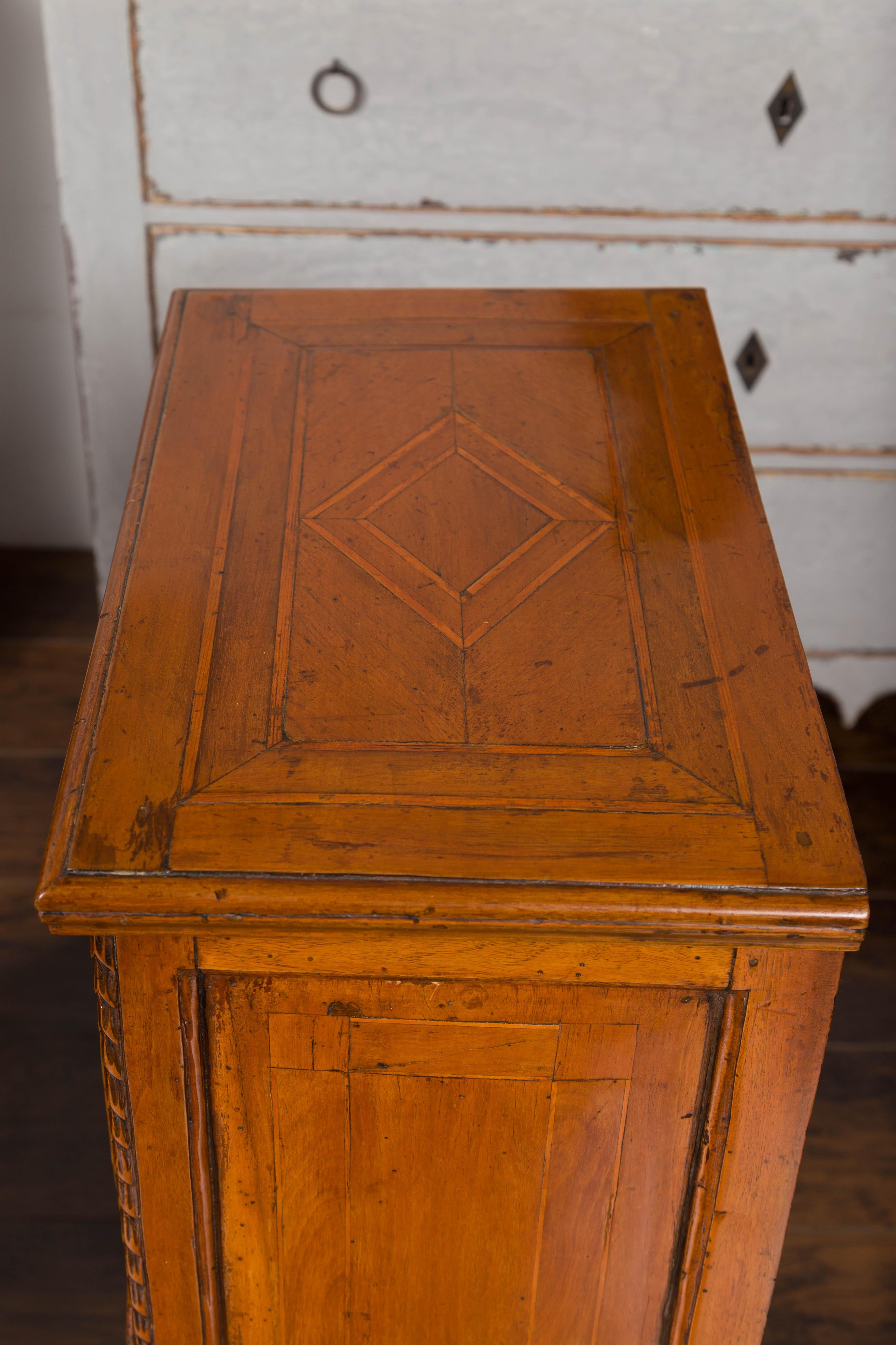 Pair of 1820s Italian Neoclassical Carved Walnut Bedside Tables with Banding For Sale 2