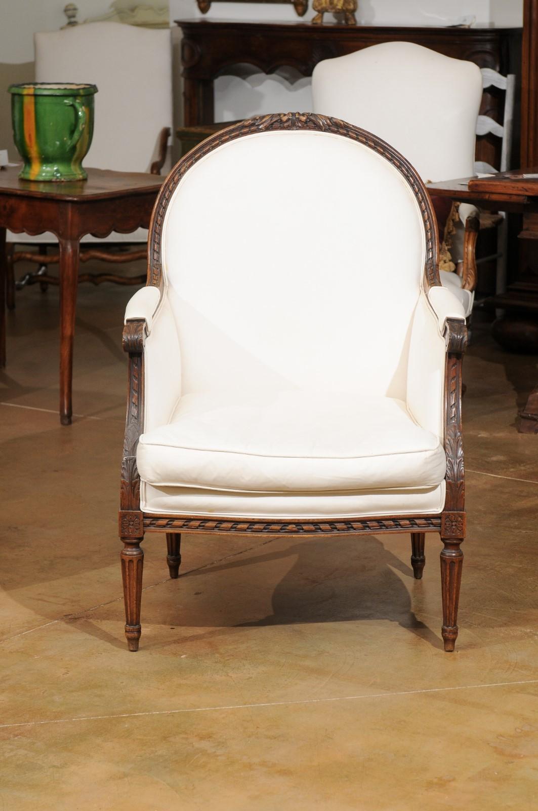 Pair of 1830s French Restauration Carved Walnut Upholstered Bergères Chairs In Good Condition In Atlanta, GA
