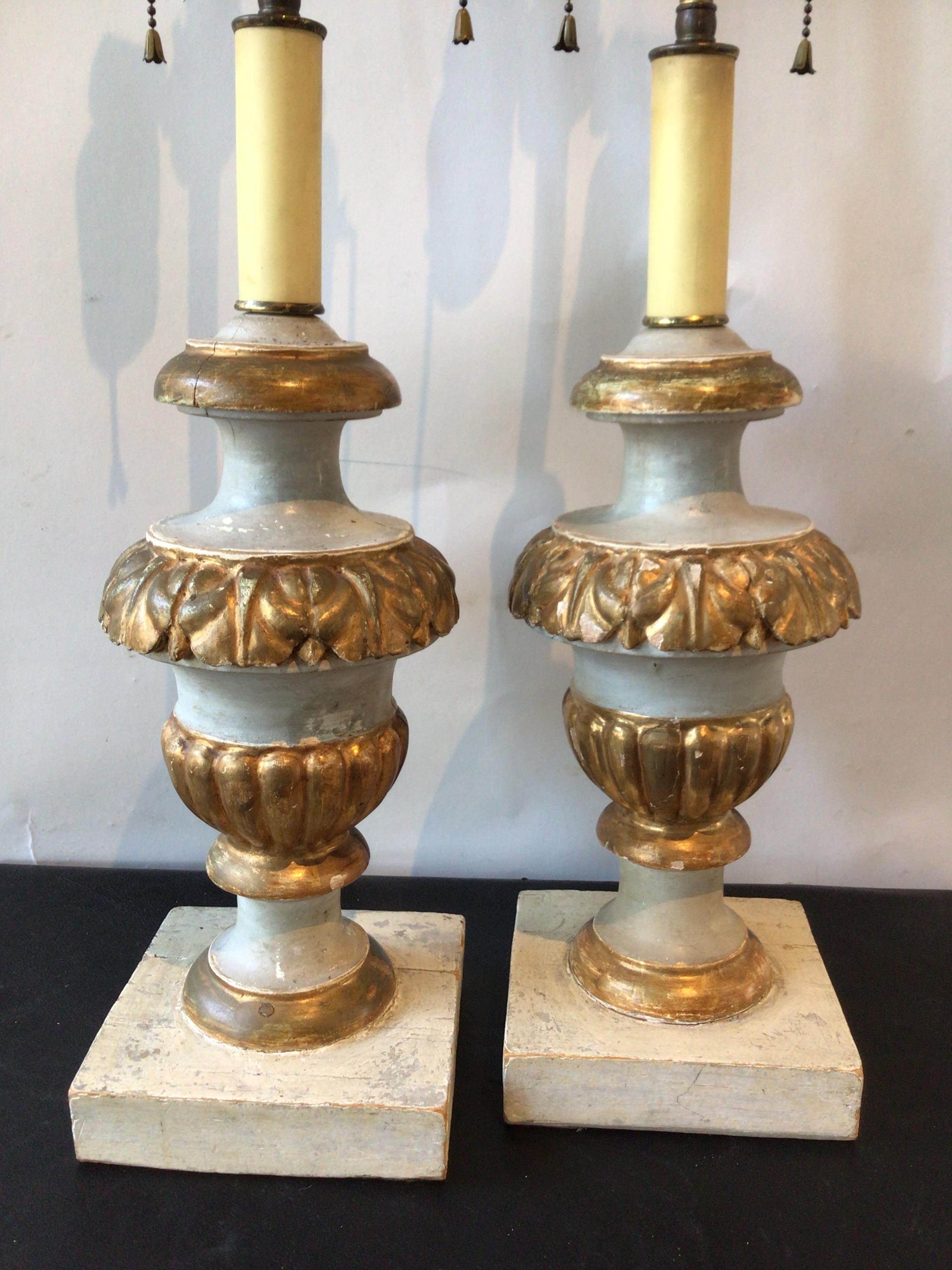 Paire de lampes italiennes des années 1850 en bois doré. Le bois est peint en gris clair.
