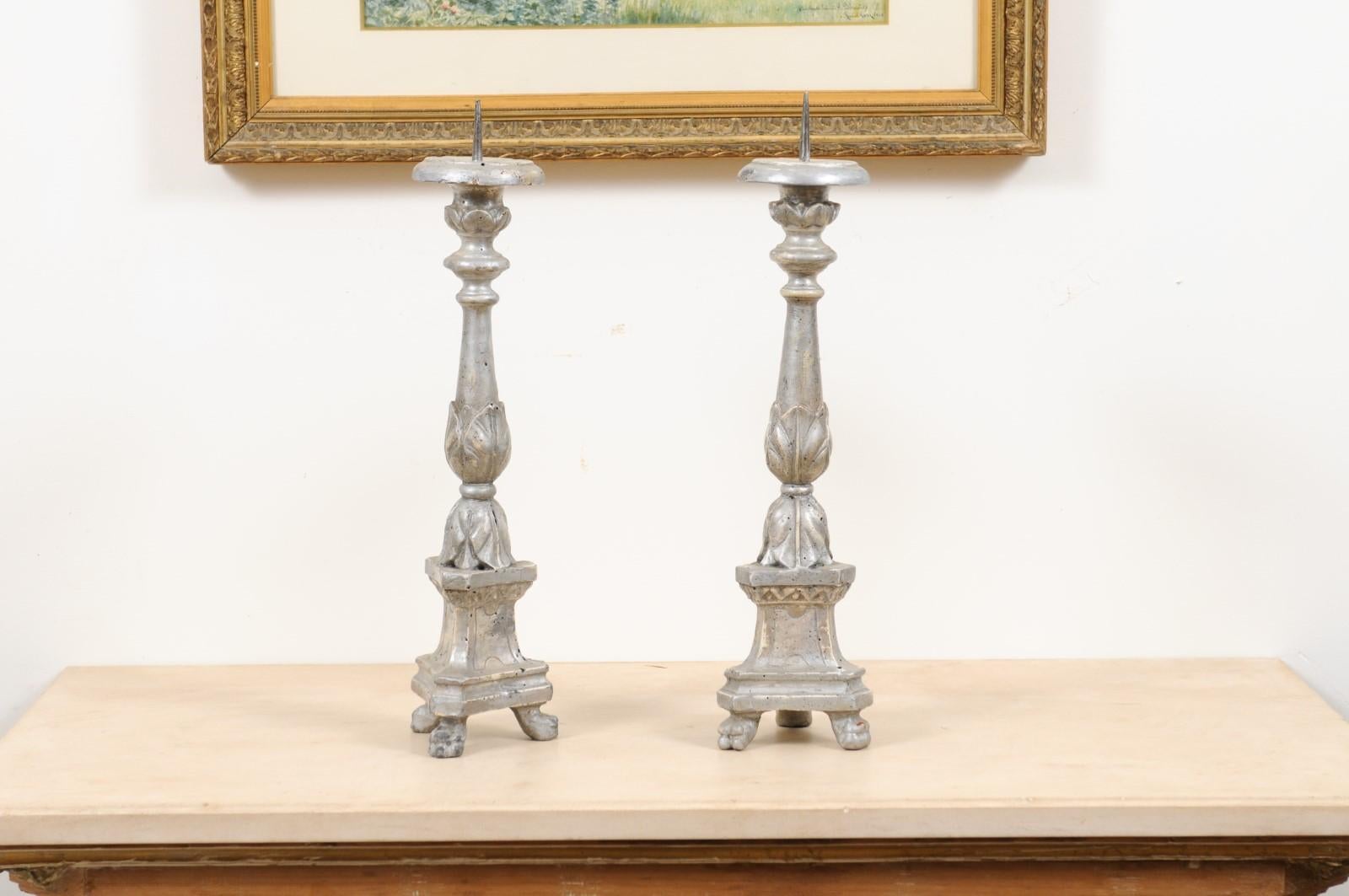 A pair of Italian silver gilt candlesticks from the mid-19th century, with carved waterleaves and paw feet. Created in Italy during the 1850s, each of this pair of silver gilt candlesticks is carved with delicate waterleaves and is resting on a
