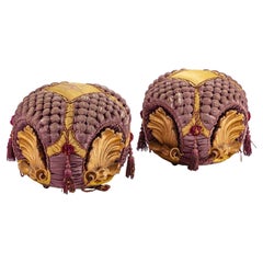 Pareja de otomanas acolchadas de la época de 1860