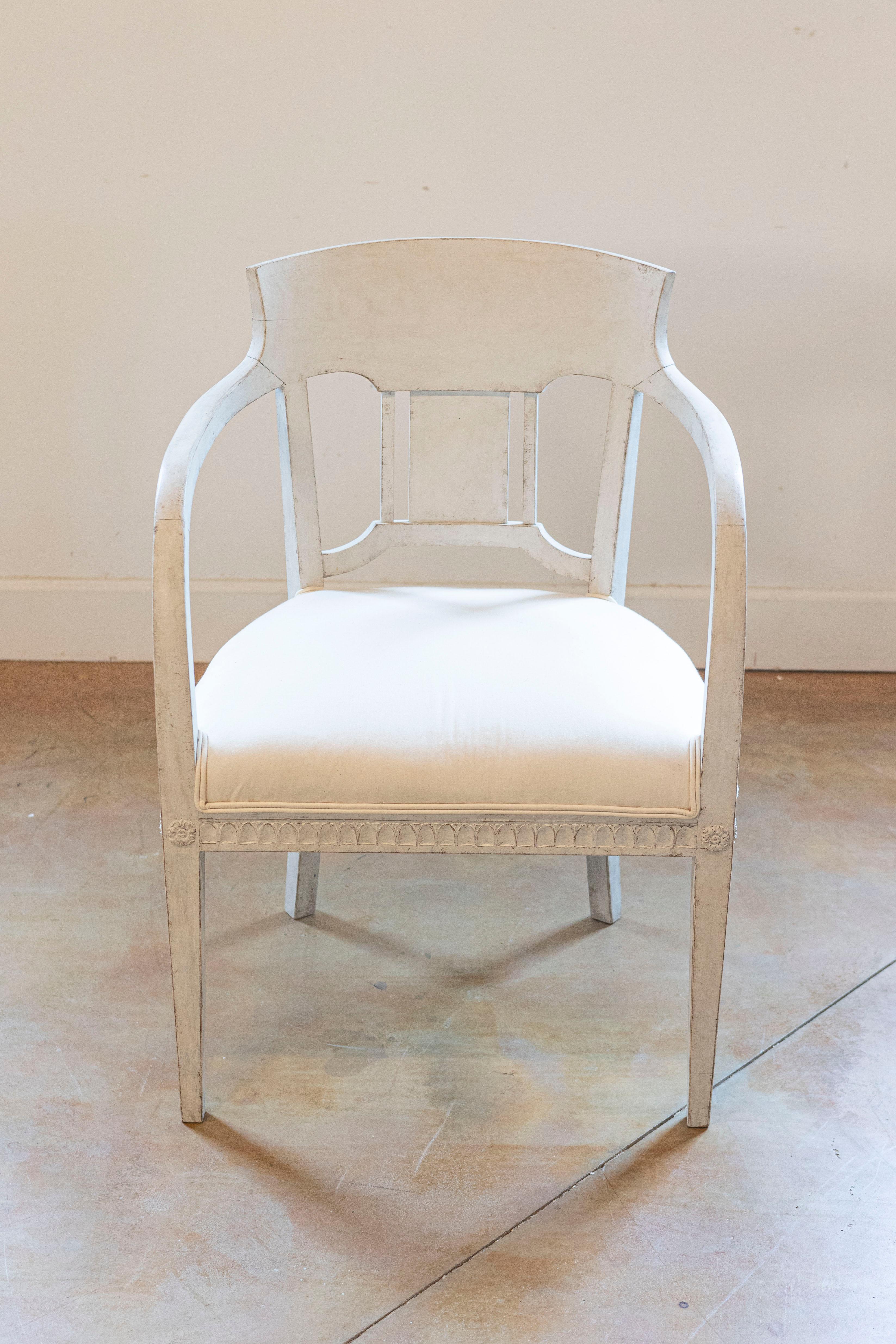 Dipinto Coppia di poltrone imbottite in legno dipinto svedese del 1870 in stile neoclassico in vendita