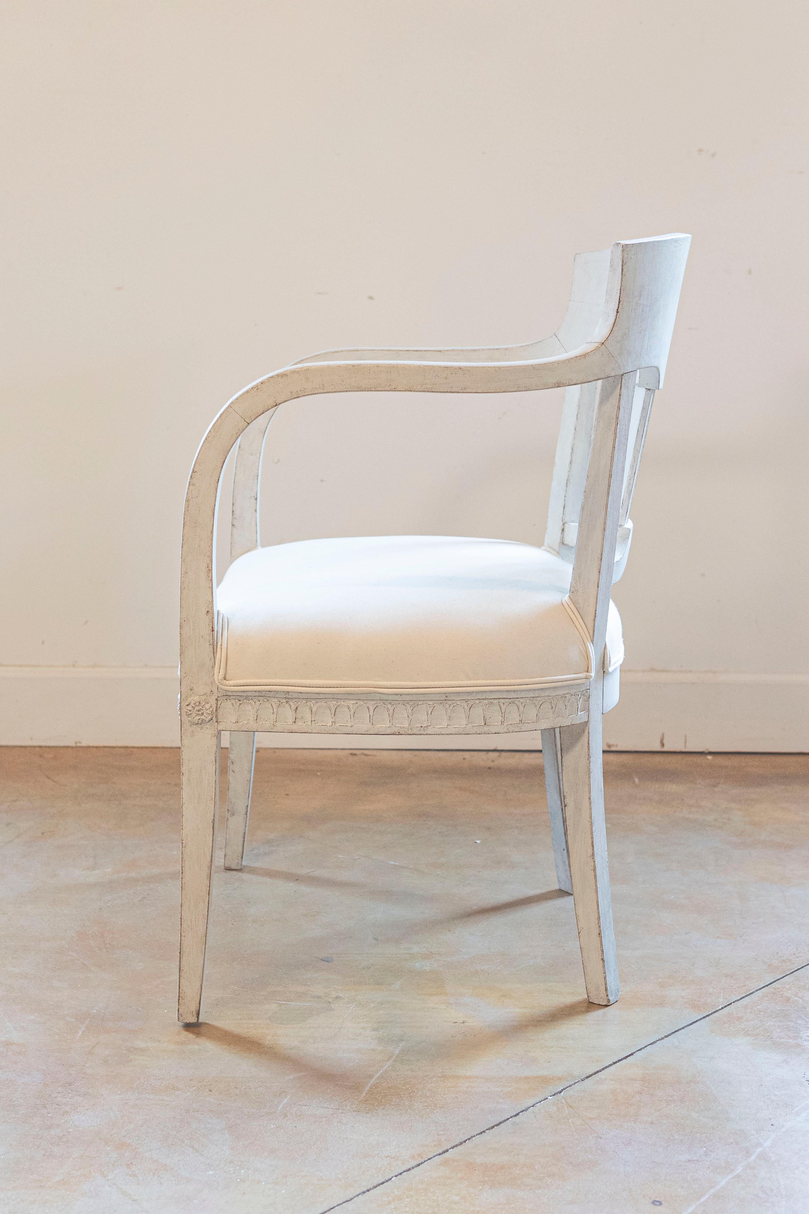 XIX secolo Coppia di poltrone imbottite in legno dipinto svedese del 1870 in stile neoclassico in vendita
