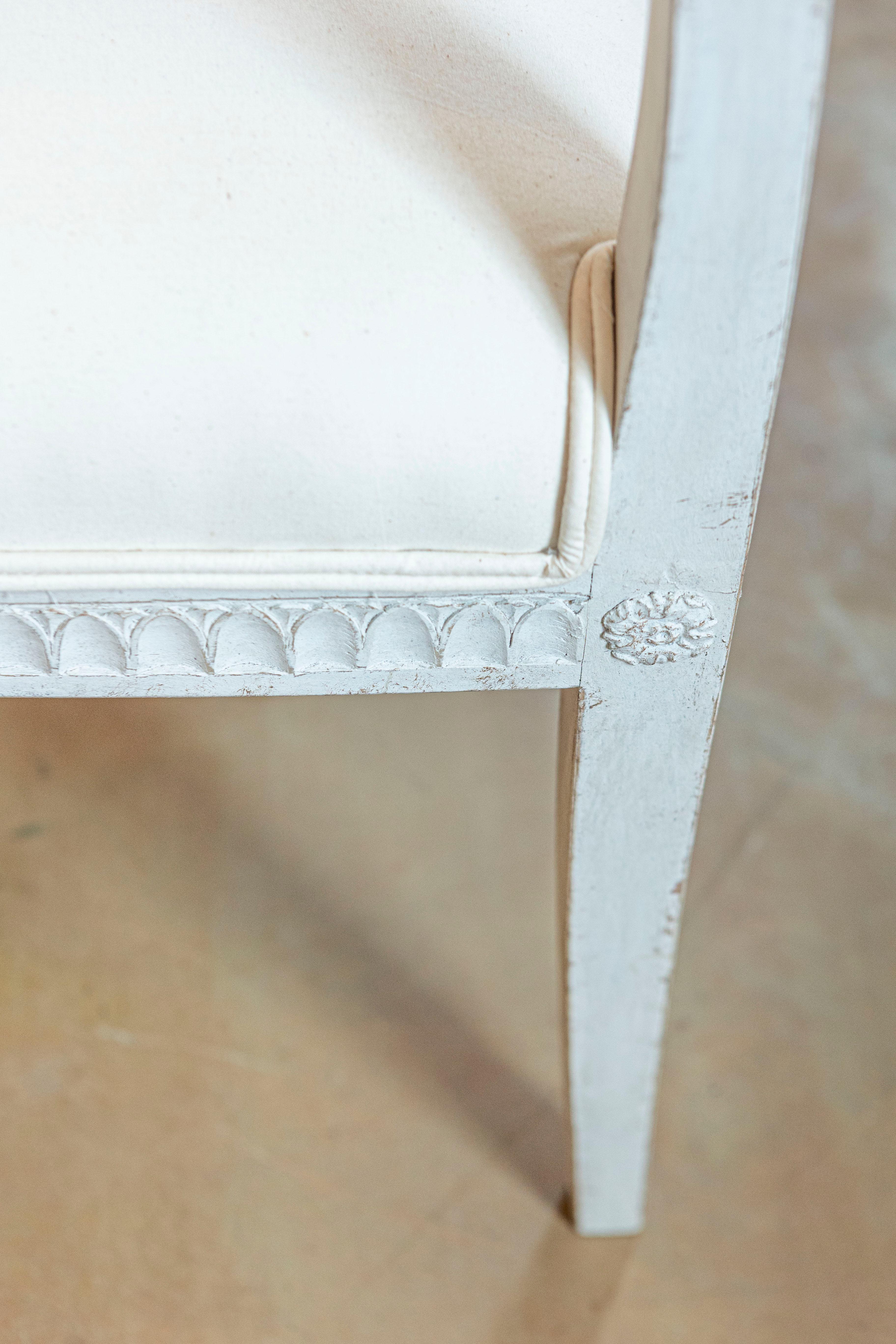 Coppia di poltrone imbottite in legno dipinto svedese del 1870 in stile neoclassico in vendita 1
