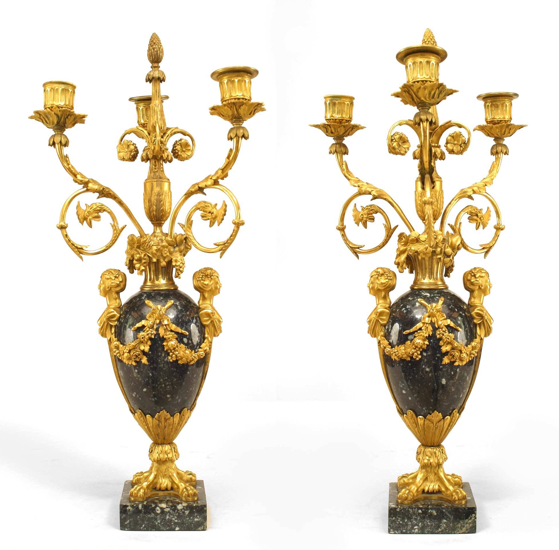 Coppia di candelabri a 3 luci in marmo nero e bronzo dorato di epoca vittoriana (19° secolo) con ampi disegni floreali e di rondini e dettagli di zampe di leone (firmati: HENRY DASSON 1879) (PREZZO A COPPIA)
