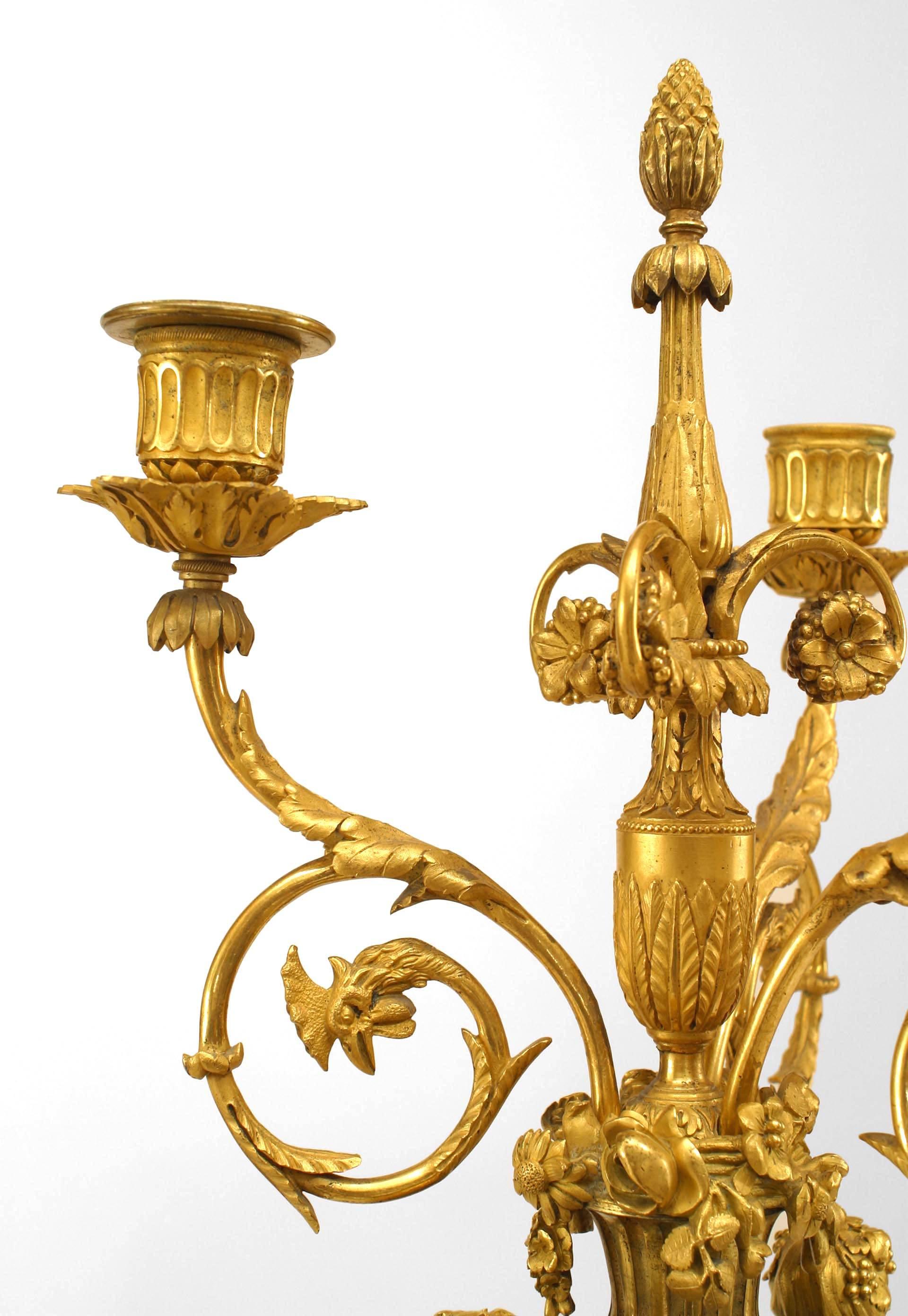 Fine XIX secolo Coppia di candelabri francesi vittoriani in marmo e bronzo dorato in vendita