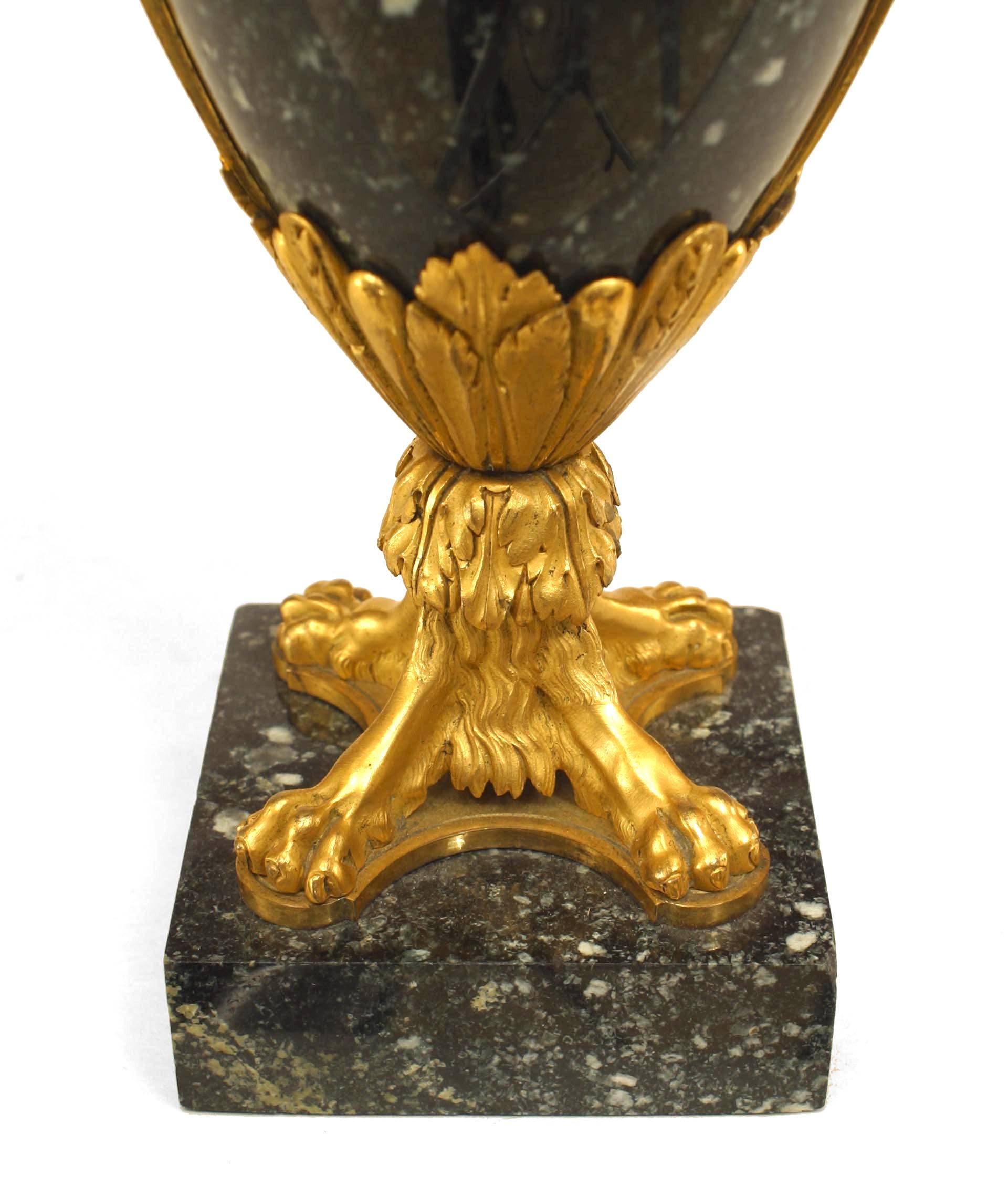 Paar französische viktorianische Kandelaber aus Marmor und vergoldeter Bronze im Angebot 1
