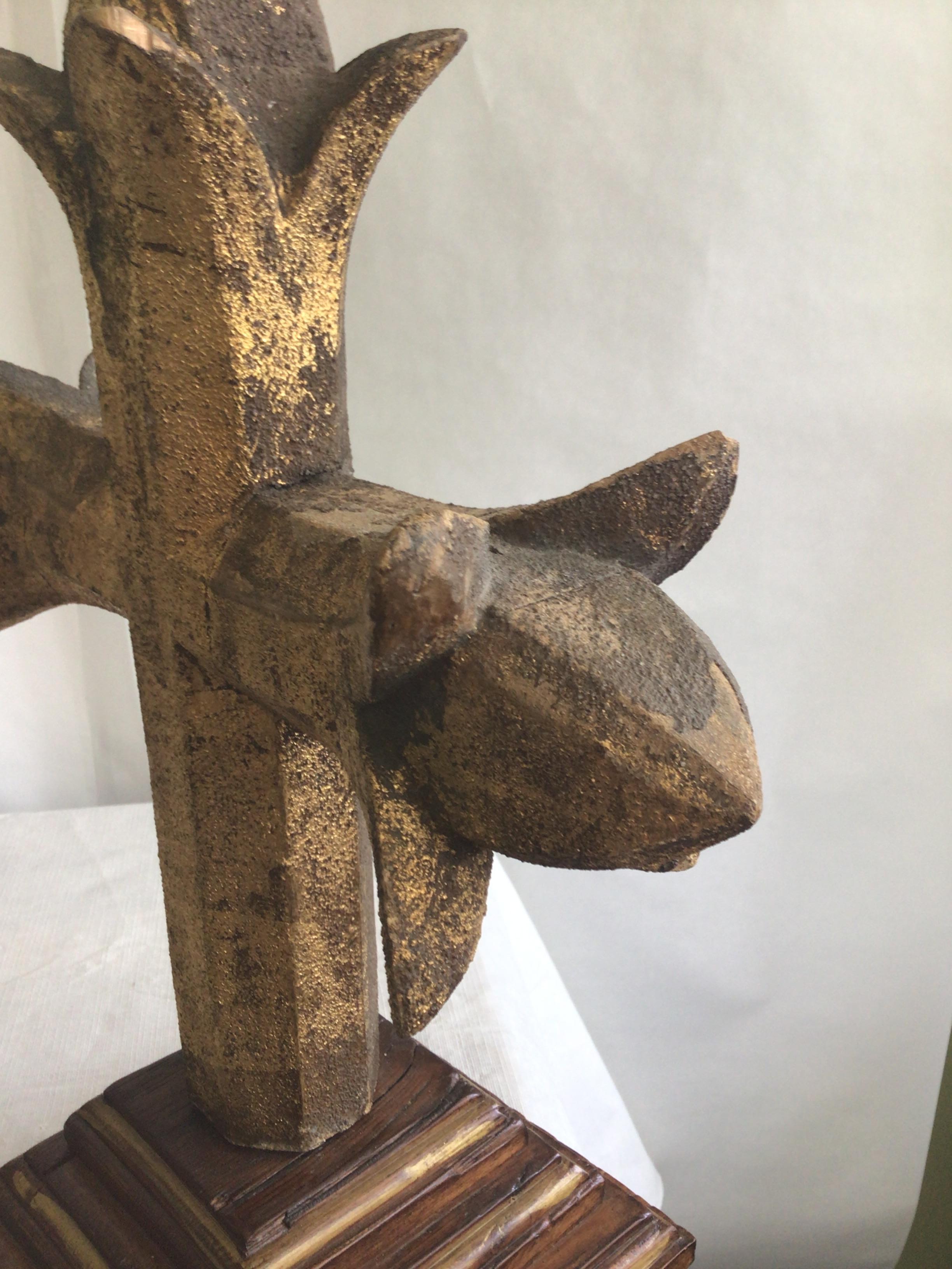 Paire de croix dorées sculptées des années 1880 sur une base en bois en vente 6