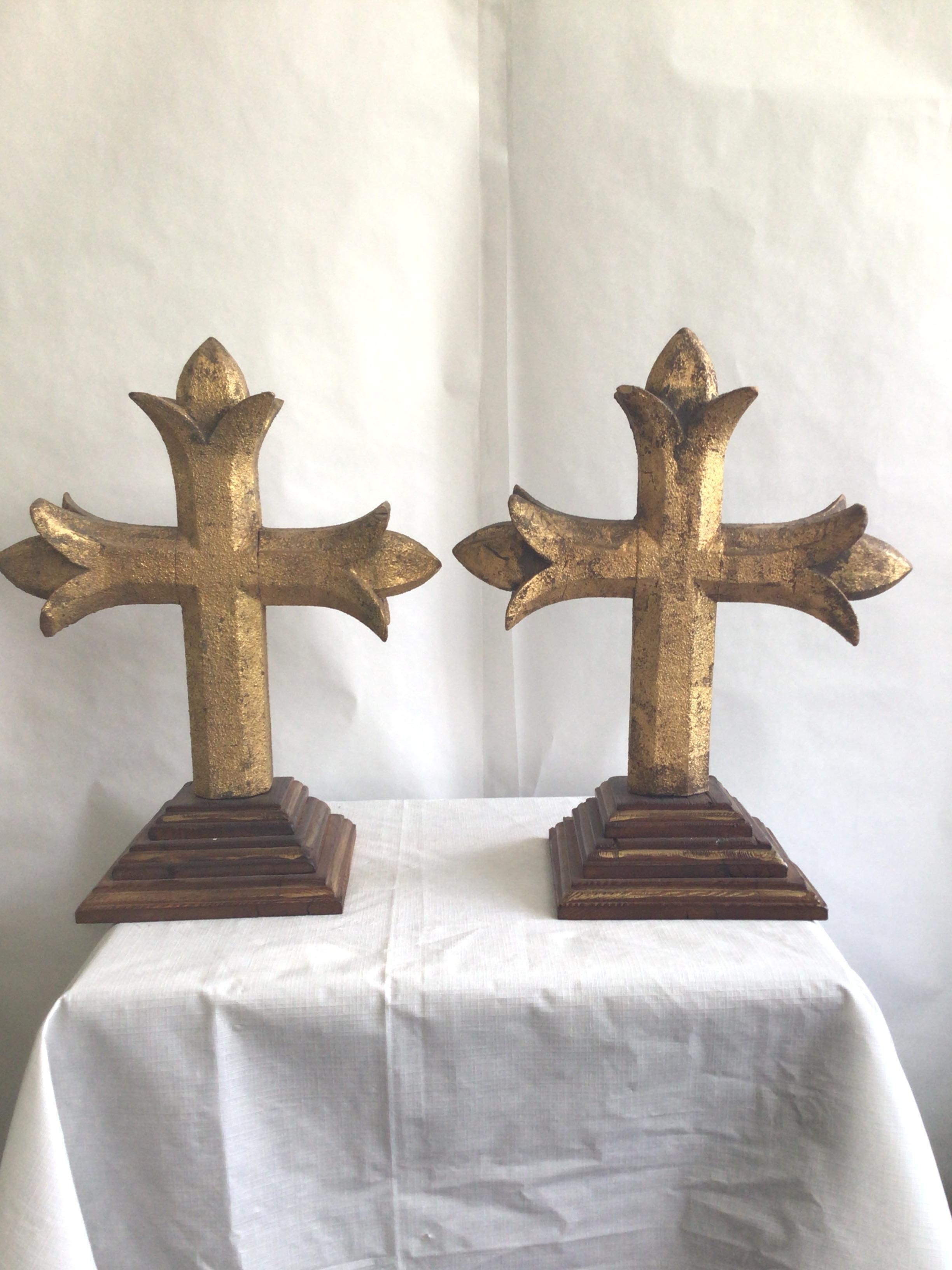Paar geschnitzte vergoldete Kreuze aus den 1880er Jahren auf einem Holzsockel
Verlust der Vergoldung von Kreuzen
PREIS PRO ARTIKEL (pro Stück) 