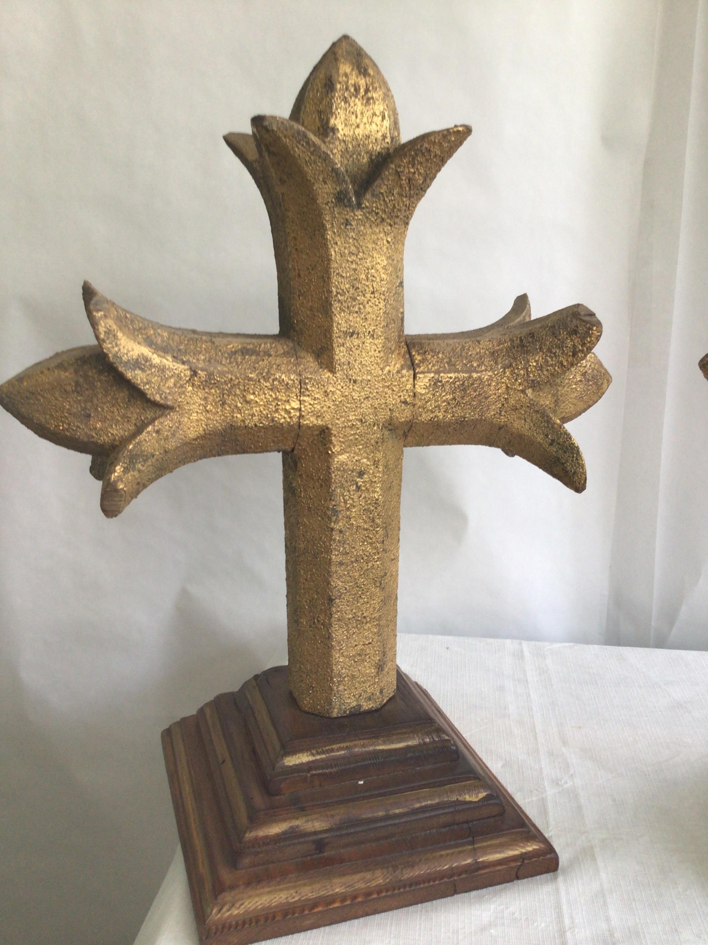 Pair of 1880s Carved Gilt Crosses On A Wood Step Base In Good Condition For Sale In Tarrytown, NY
