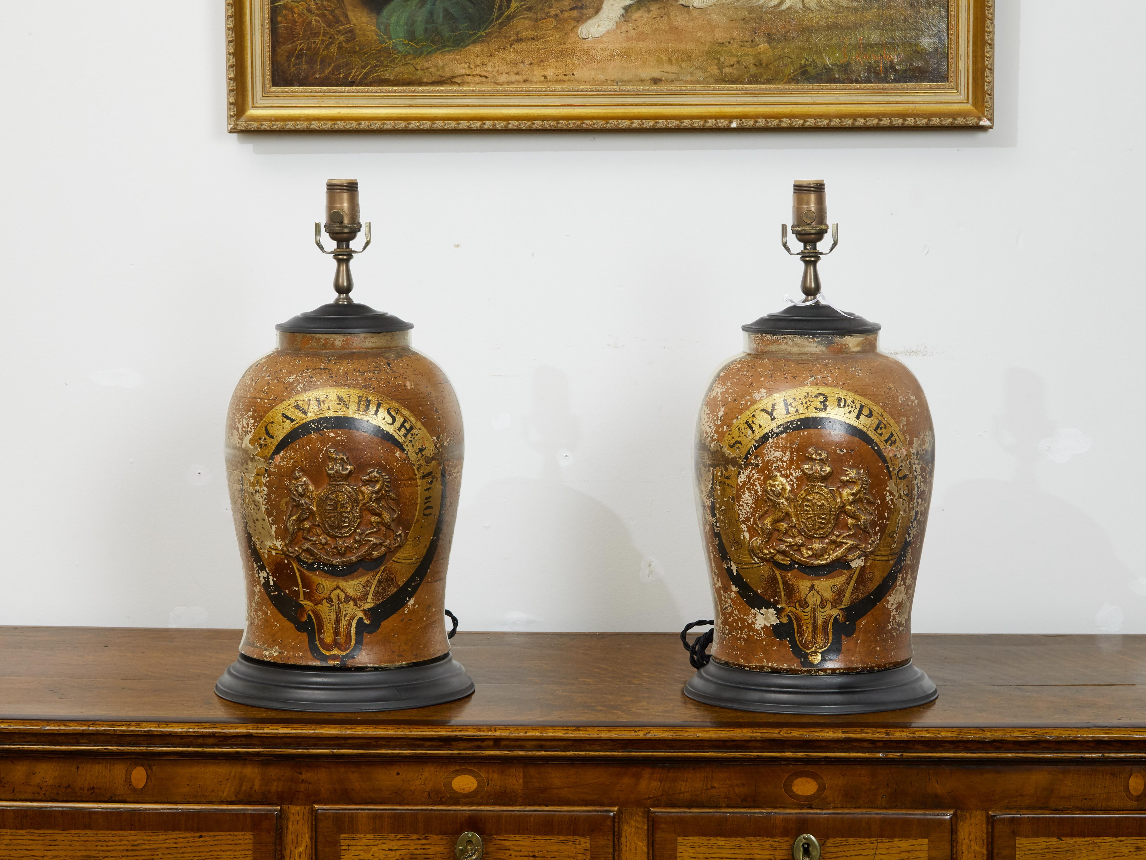 Une paire de grès anglais de la fin du 19e siècle, avec des armoiries transformées en lampes de table. Créée en Angleterre au cours du dernier quart du XIXe siècle, cette paire de grès anglais a été transformée en lampe de table. Ils sont ornés des