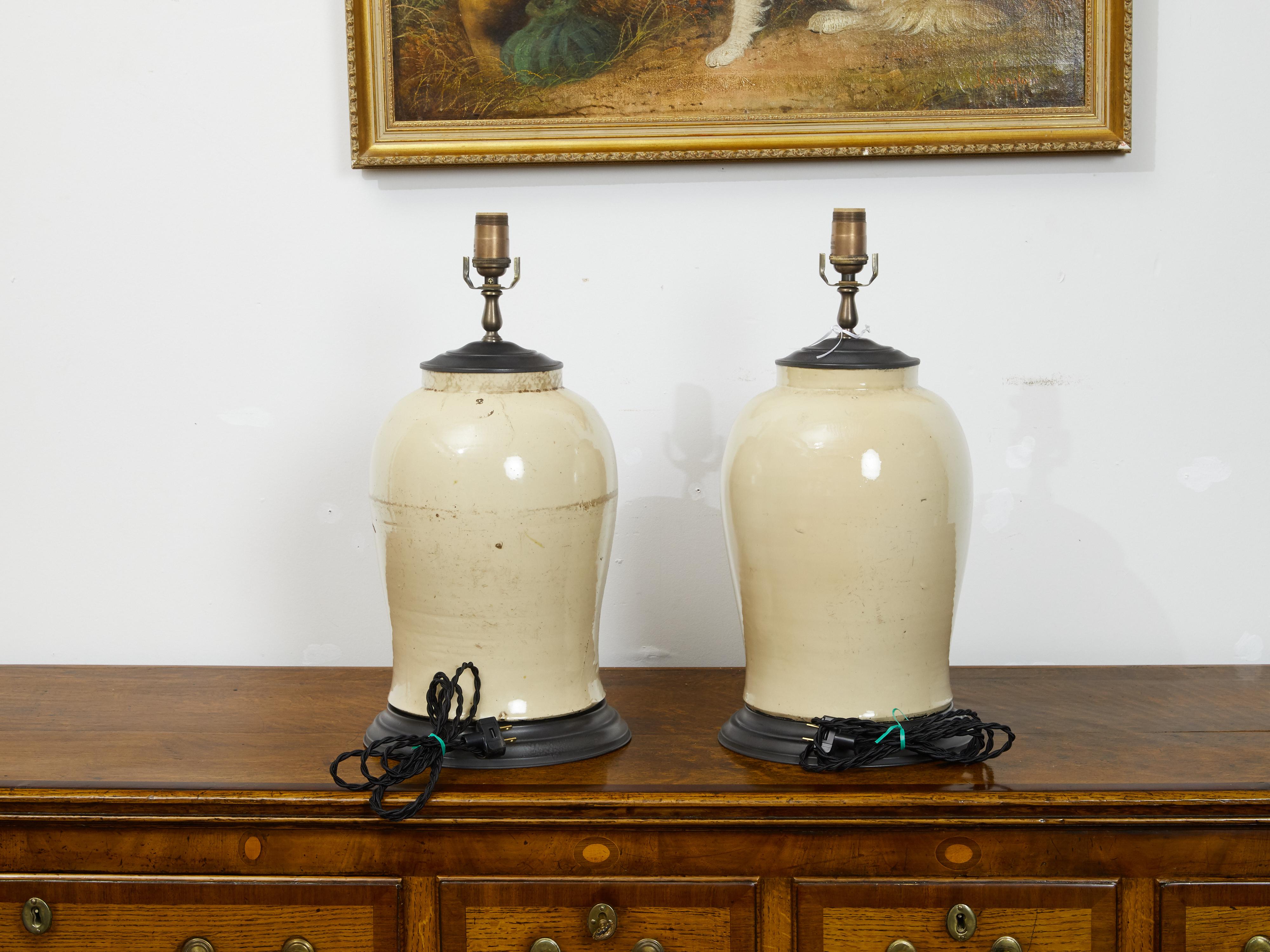 XIXe siècle Paire de lampes de bureau en grès anglais des années 1880 avec armoiries transformées en lampes de table câblées en vente