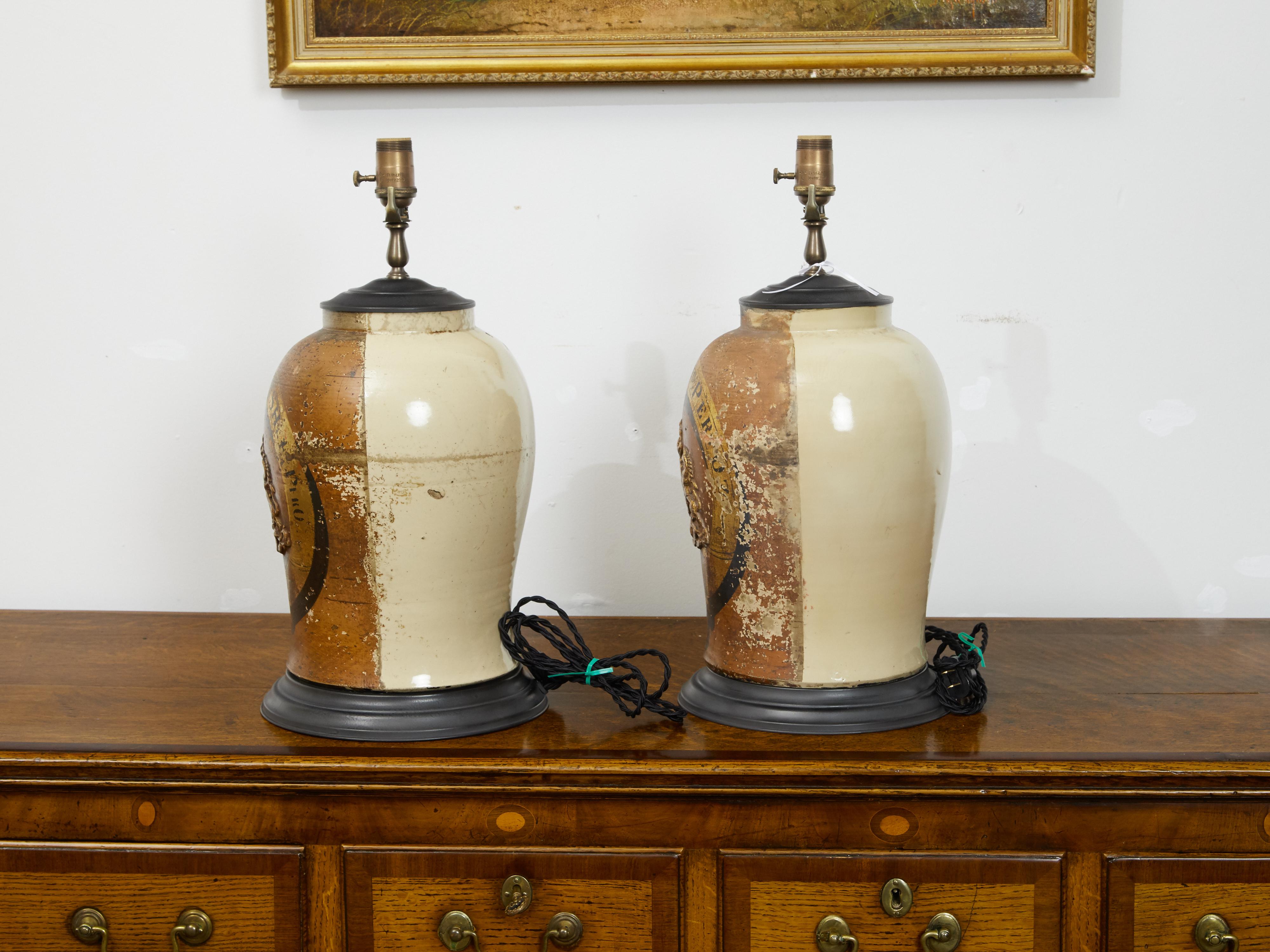 Grès Paire de lampes de bureau en grès anglais des années 1880 avec armoiries transformées en lampes de table câblées en vente