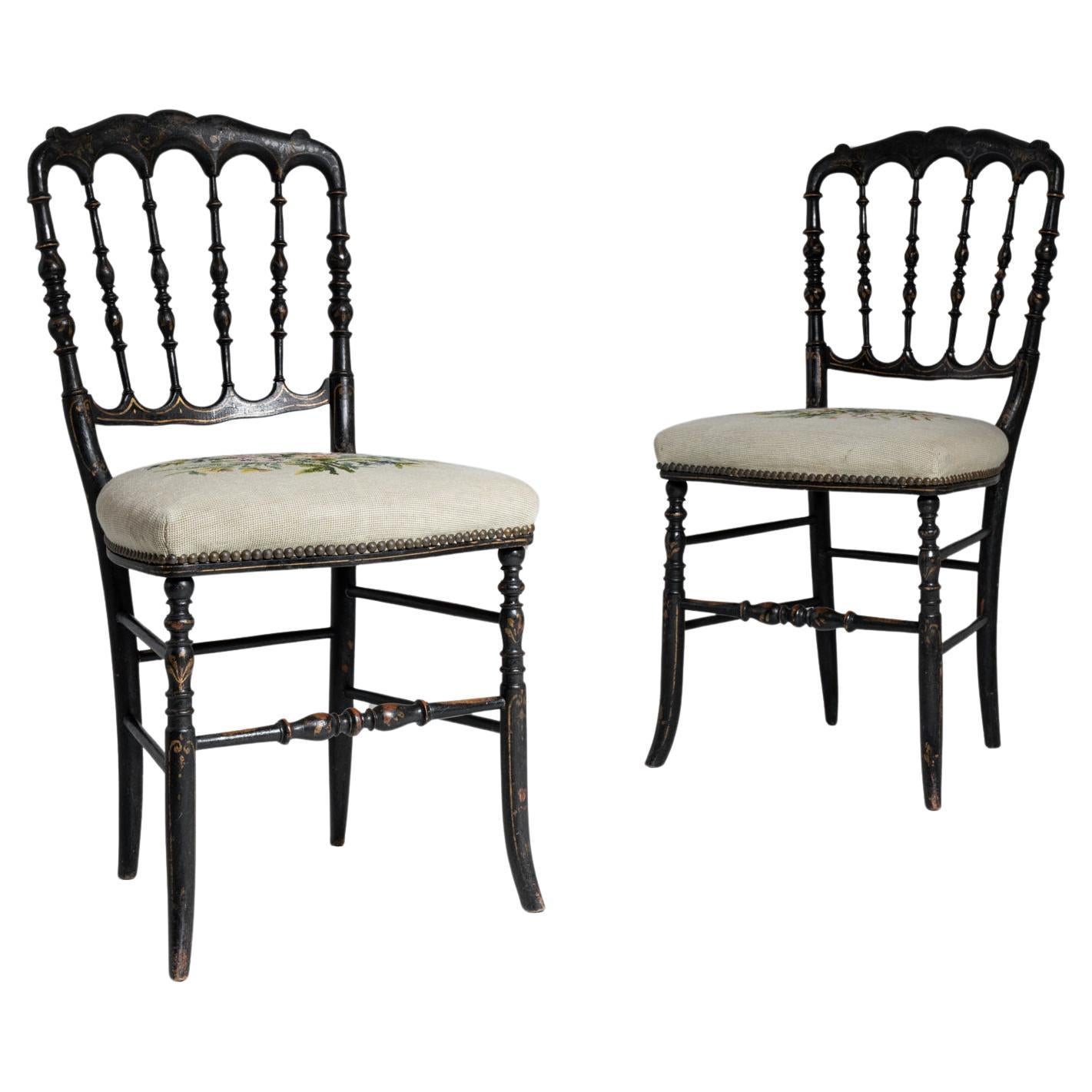 Paire de chaises Napoléon III françaises des années 1880 avec broderie florale en vente
