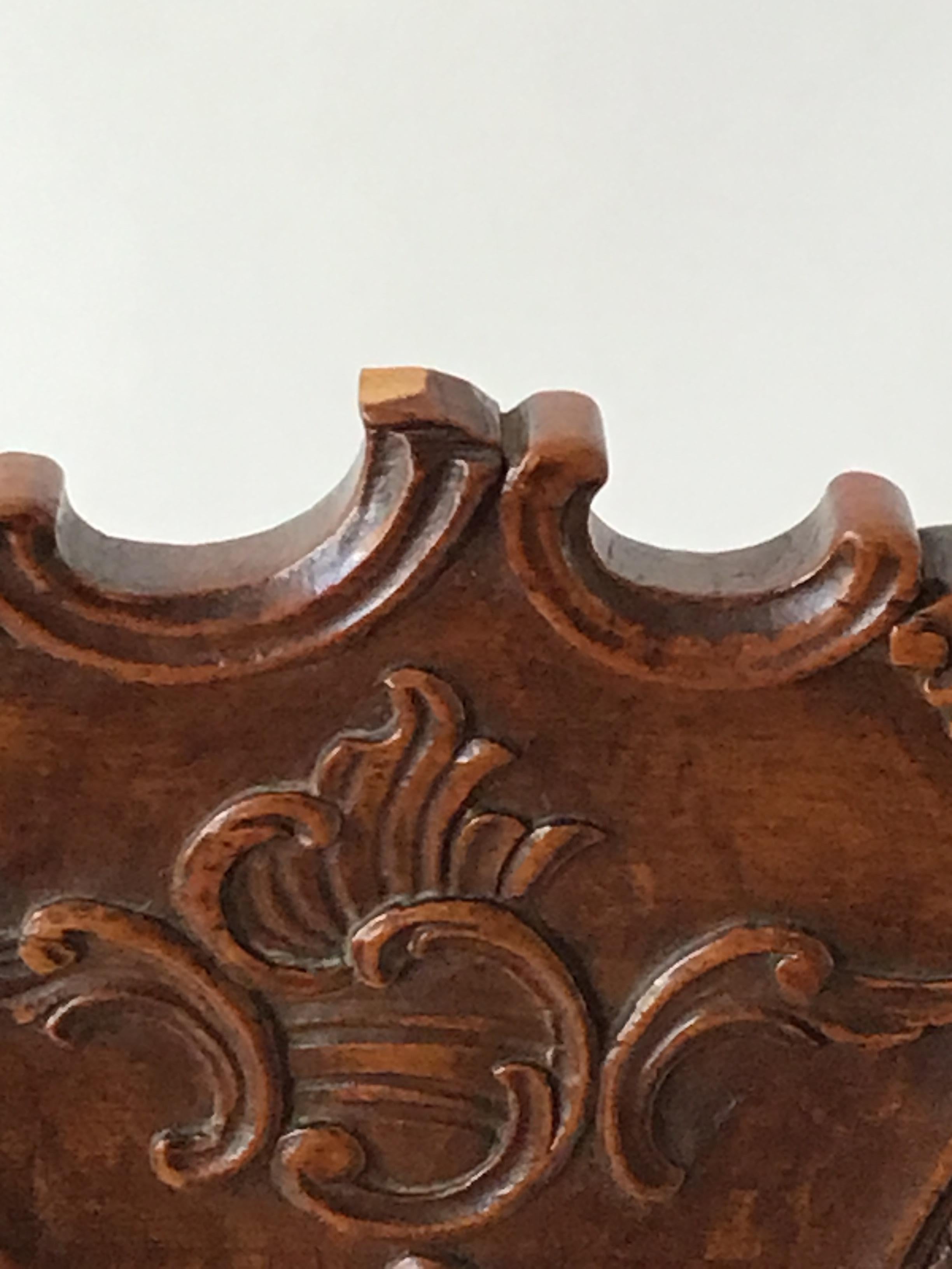 Paire de chaises d'appoint provinciales françaises des années 1880 sculptées à la main en vente 8