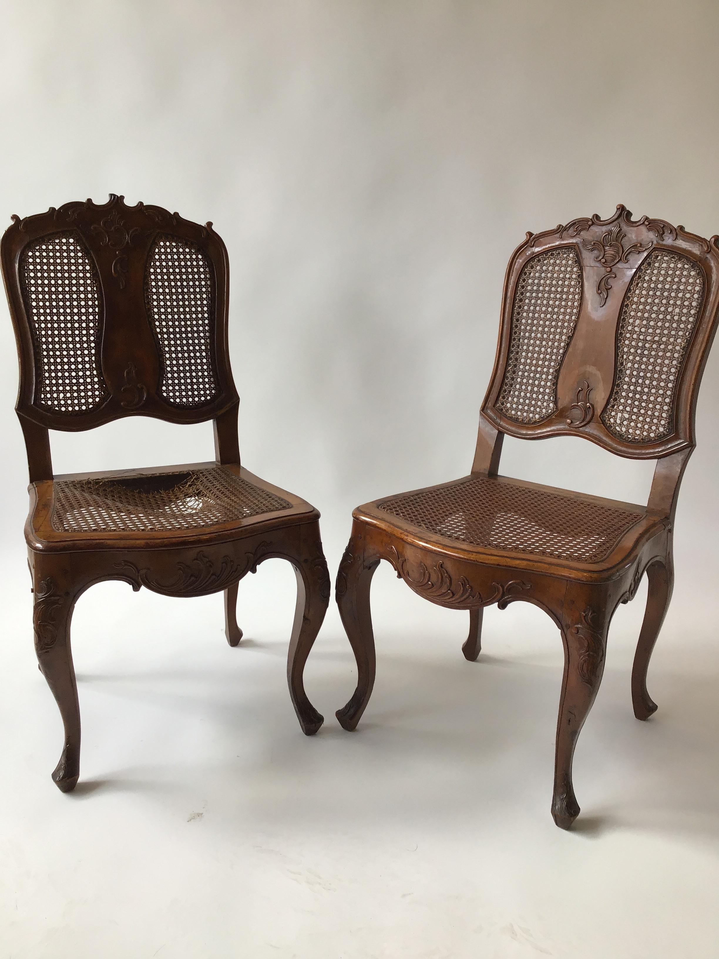 Paar französische, handgeschnitzte Beistellstühle aus den 1880er Jahren.