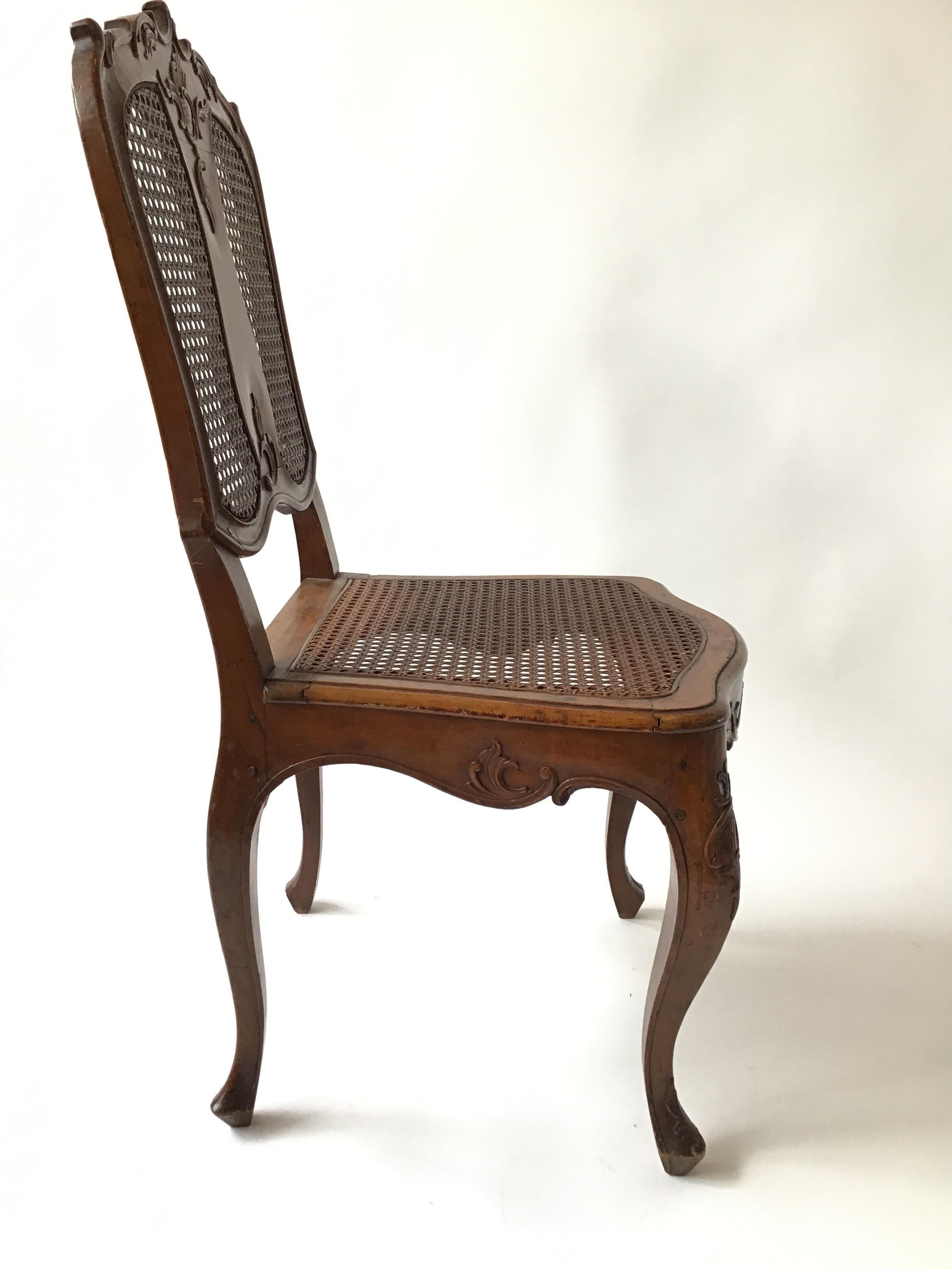 Bois Paire de chaises d'appoint provinciales françaises des années 1880 sculptées à la main en vente