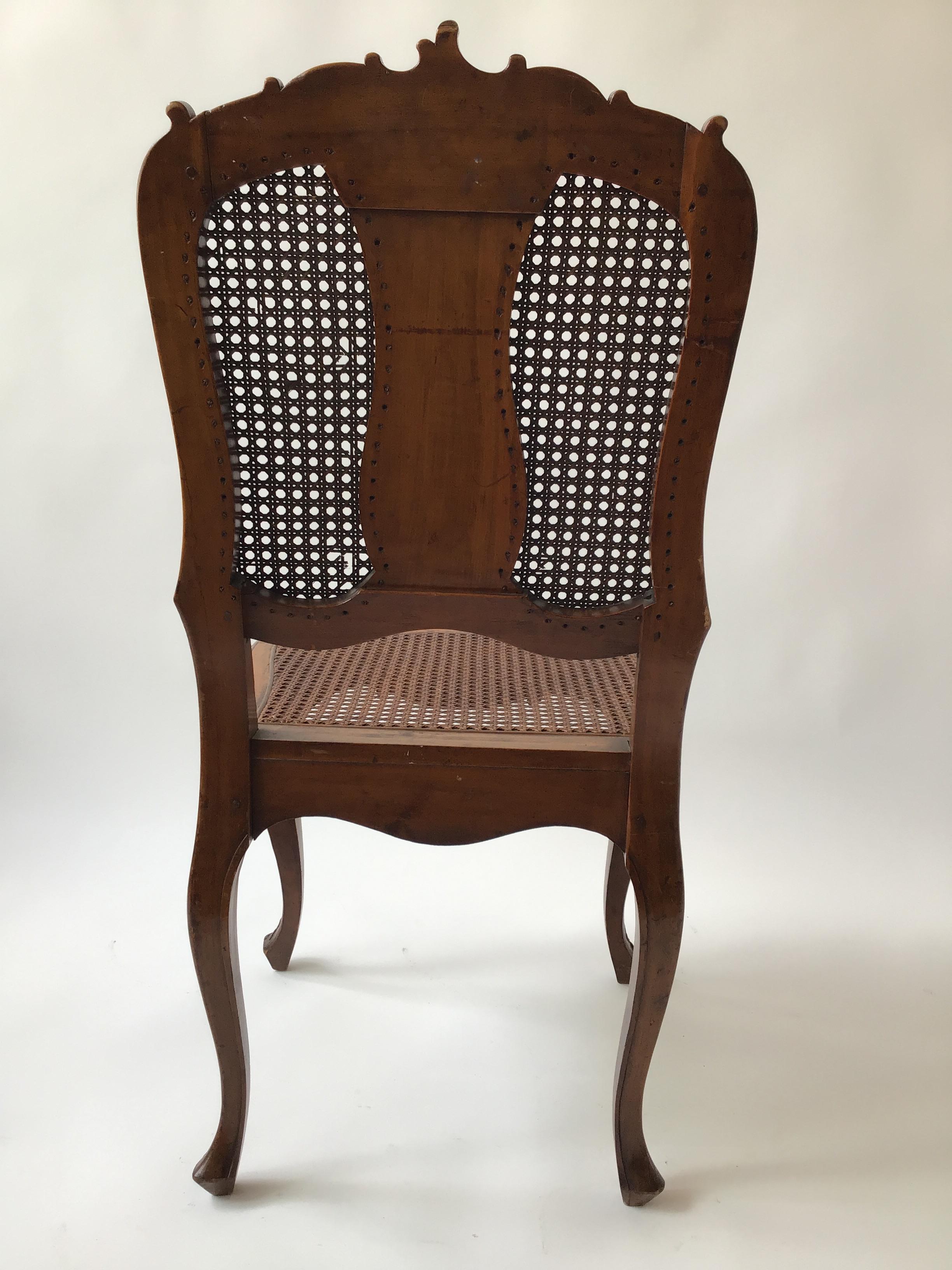 Paire de chaises d'appoint provinciales françaises des années 1880 sculptées à la main en vente 1