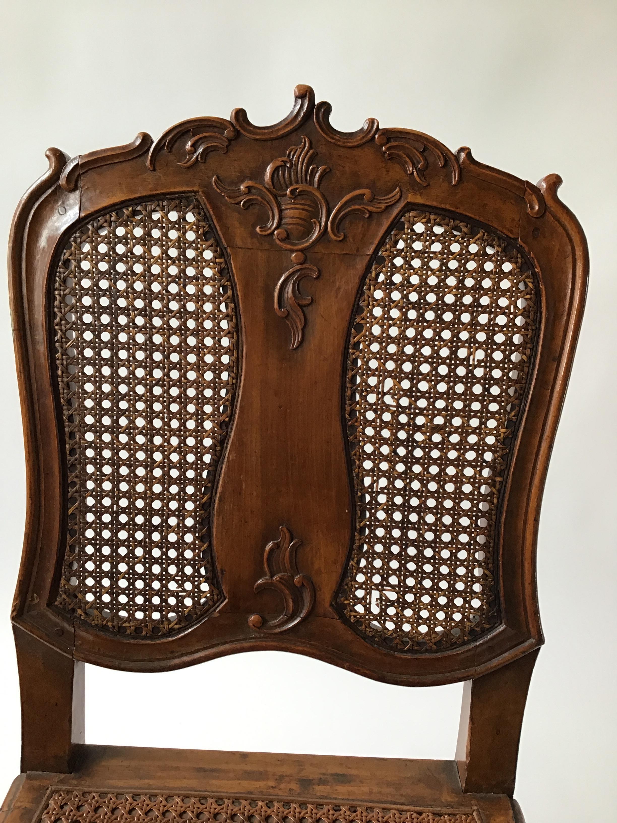 Paire de chaises d'appoint provinciales françaises des années 1880 sculptées à la main en vente 2