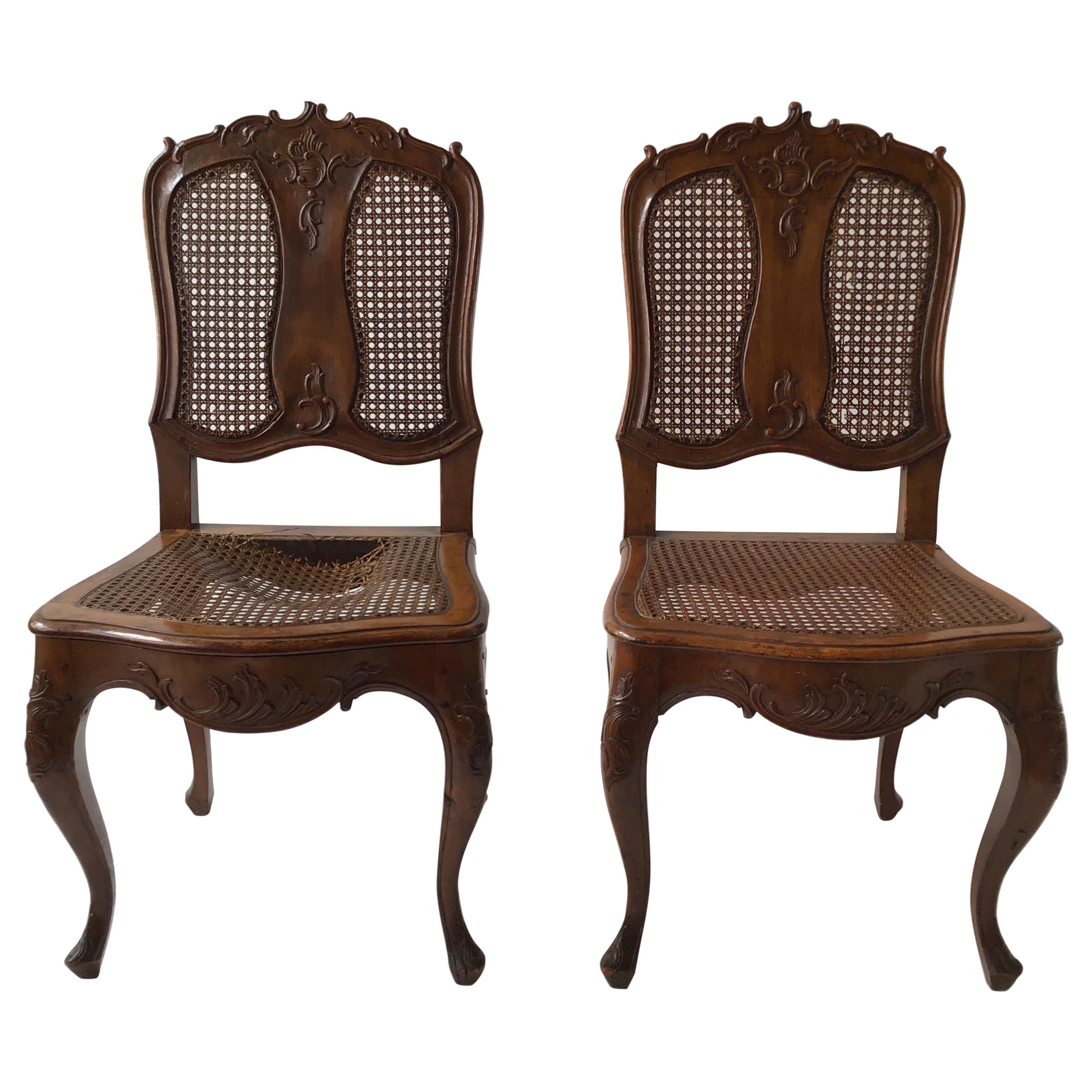 Paar handgeschnitzte französische Beistellstühle aus den 1880er Jahren im Angebot