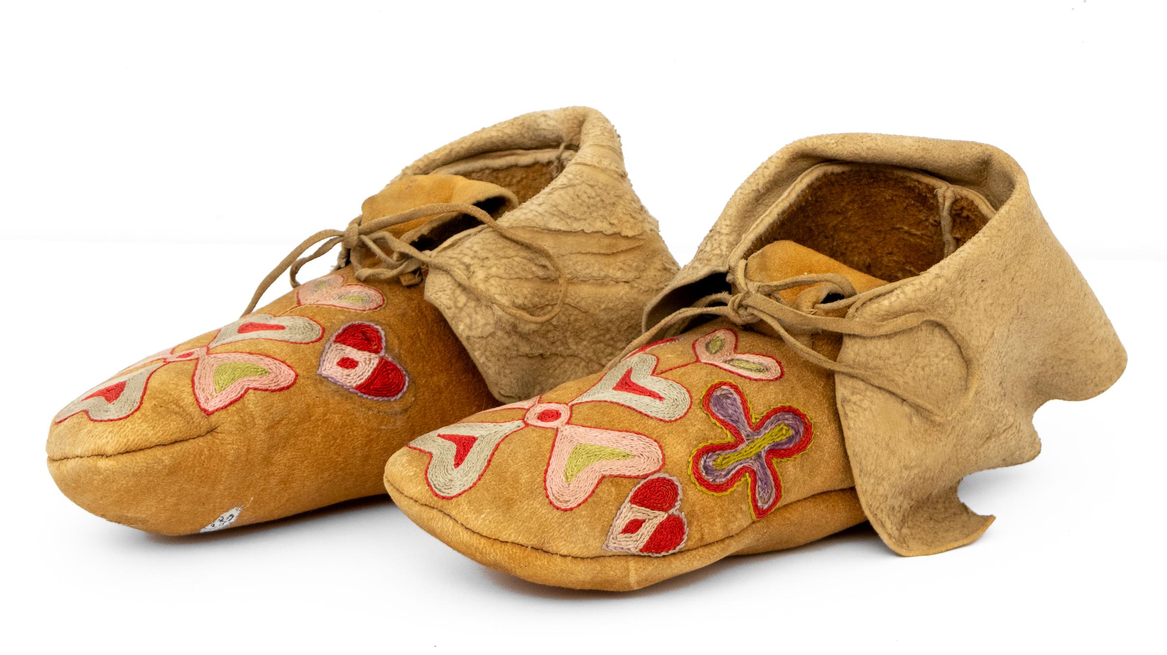 Circa 1880 Salish Appliqued Moccasins, Native American Plateau, Deer Hide In Good Condition For Sale In Denver, CO