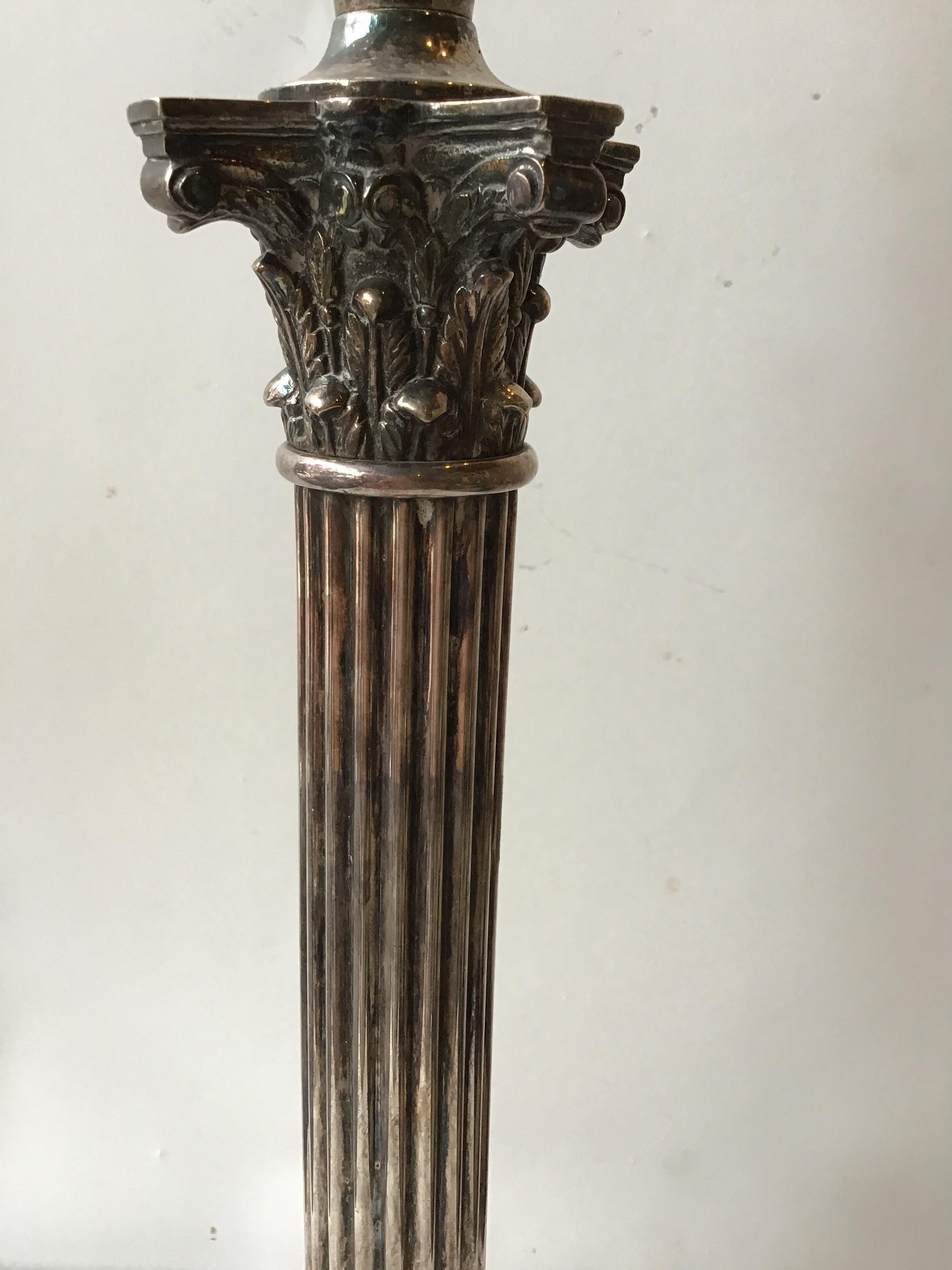 Plaqué argent Paire de grandes lampes à colonne en métal argenté des années 1880 en vente
