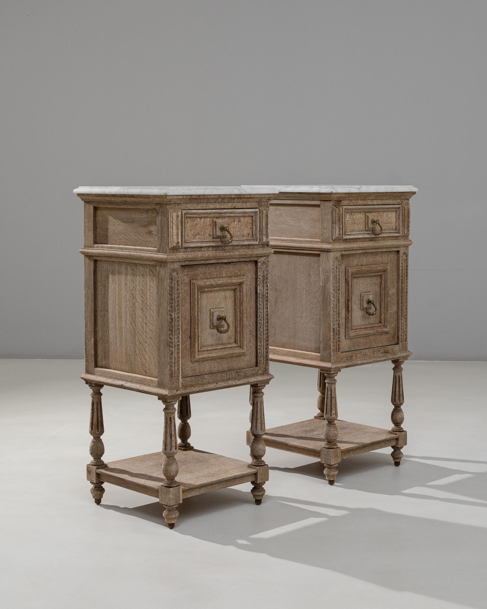 Coppia di comodini francesi Luigi XVI del 1890 con piani in marmo in vendita 4