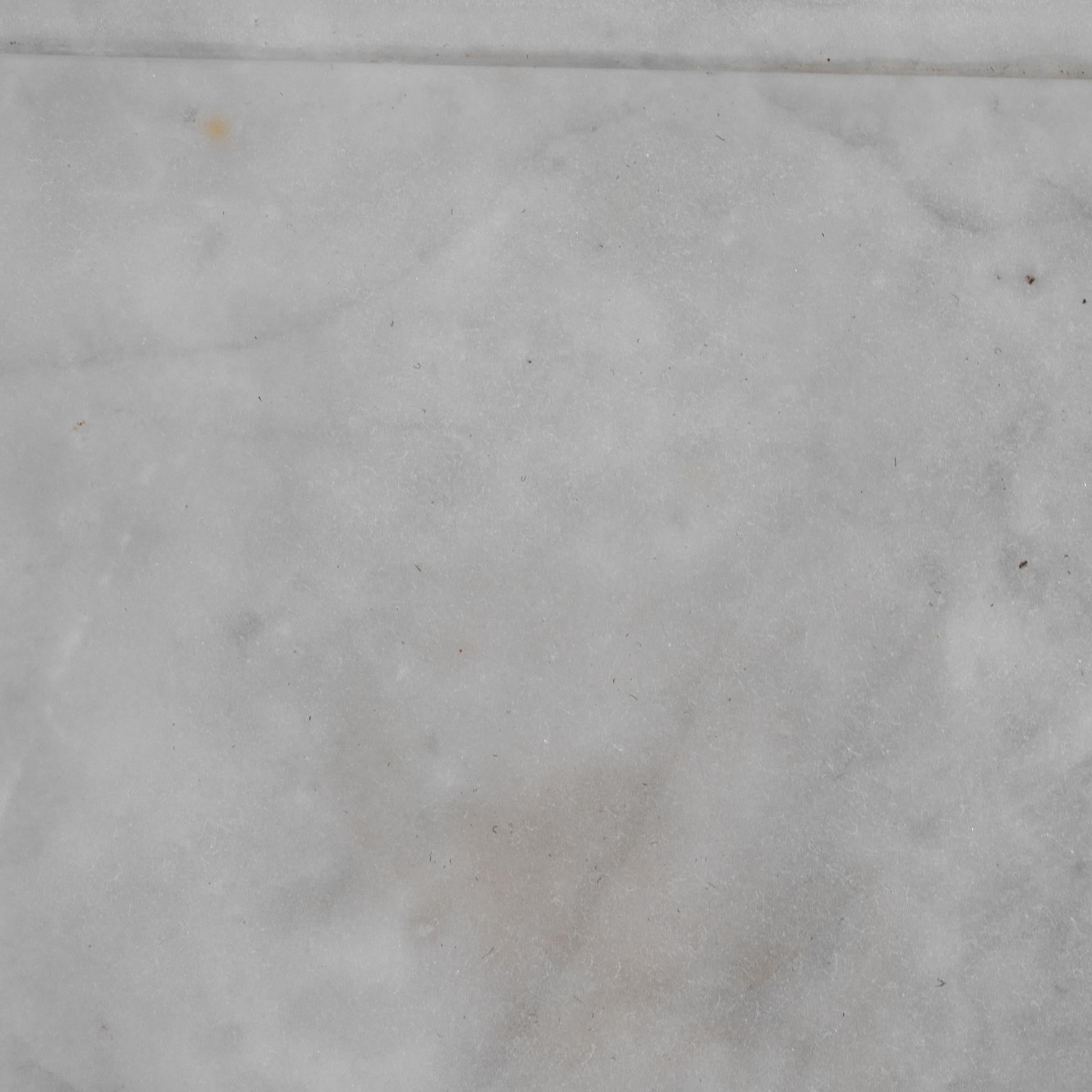 Coppia di comodini francesi Luigi XVI del 1890 con piani in marmo in vendita 10