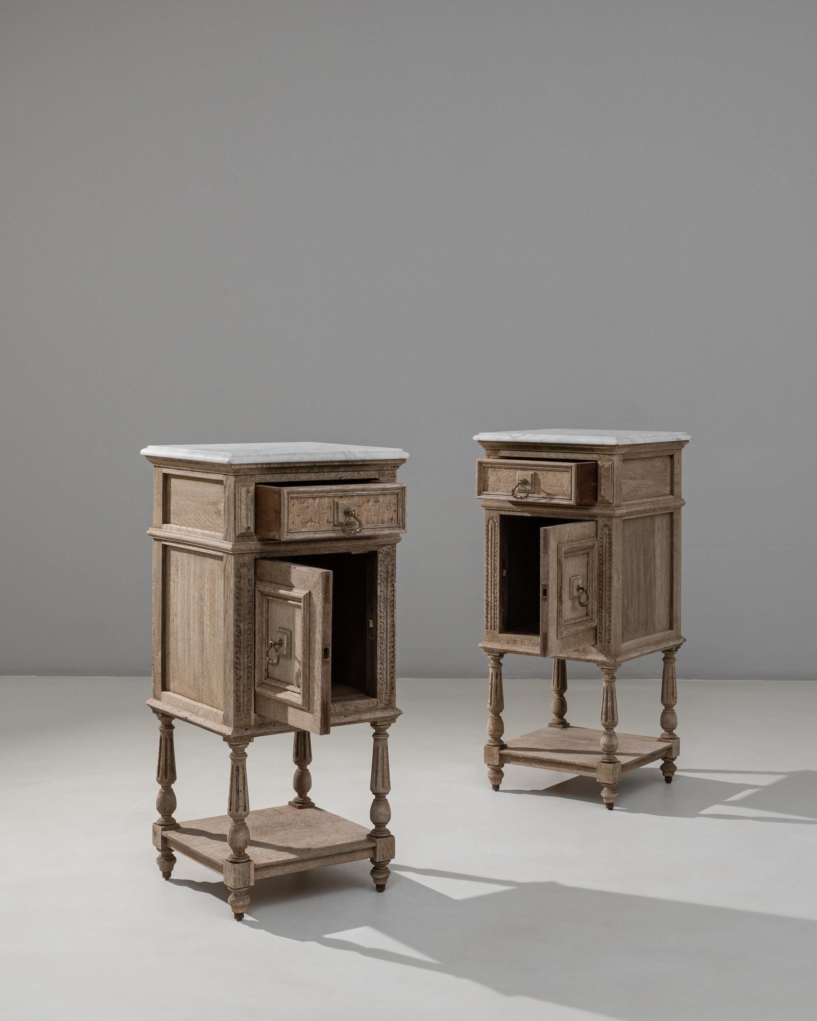 Francese Coppia di comodini francesi Luigi XVI del 1890 con piani in marmo in vendita