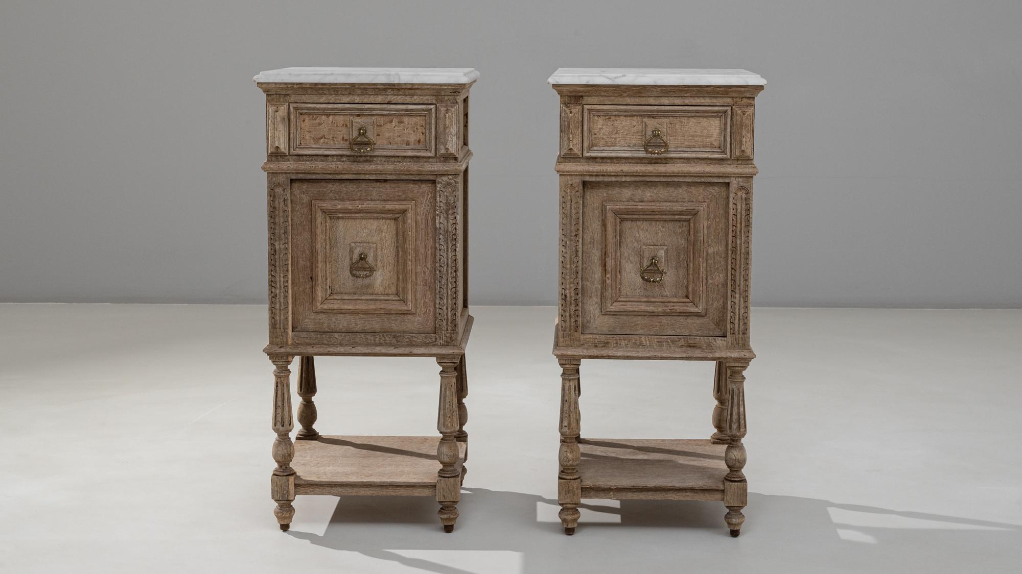 Coppia di comodini francesi Luigi XVI del 1890 con piani in marmo in vendita 2