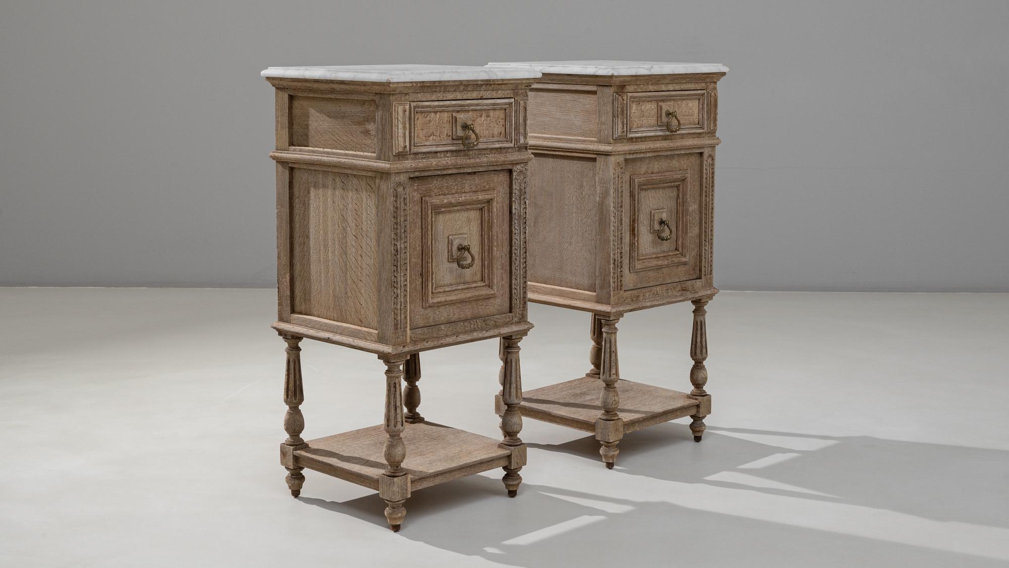 Coppia di comodini francesi Luigi XVI del 1890 con piani in marmo in vendita 3