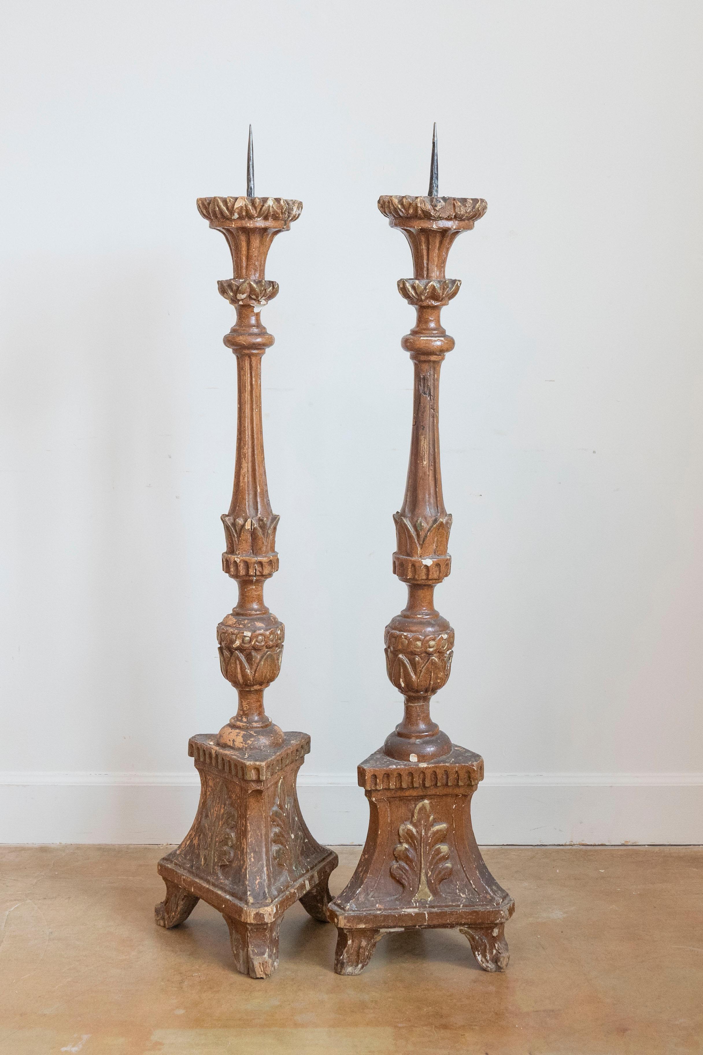 Francese Coppia di candelabri francesi dipinti a grande scala del 1890 con patina invecchiata in vendita
