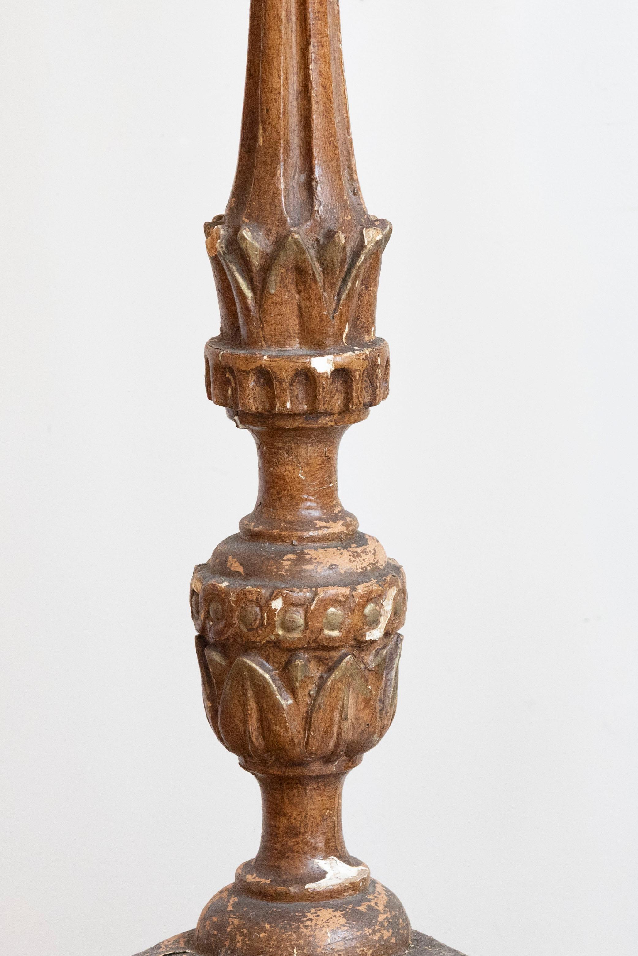 Coppia di candelabri francesi dipinti a grande scala del 1890 con patina invecchiata In condizioni buone in vendita a Atlanta, GA