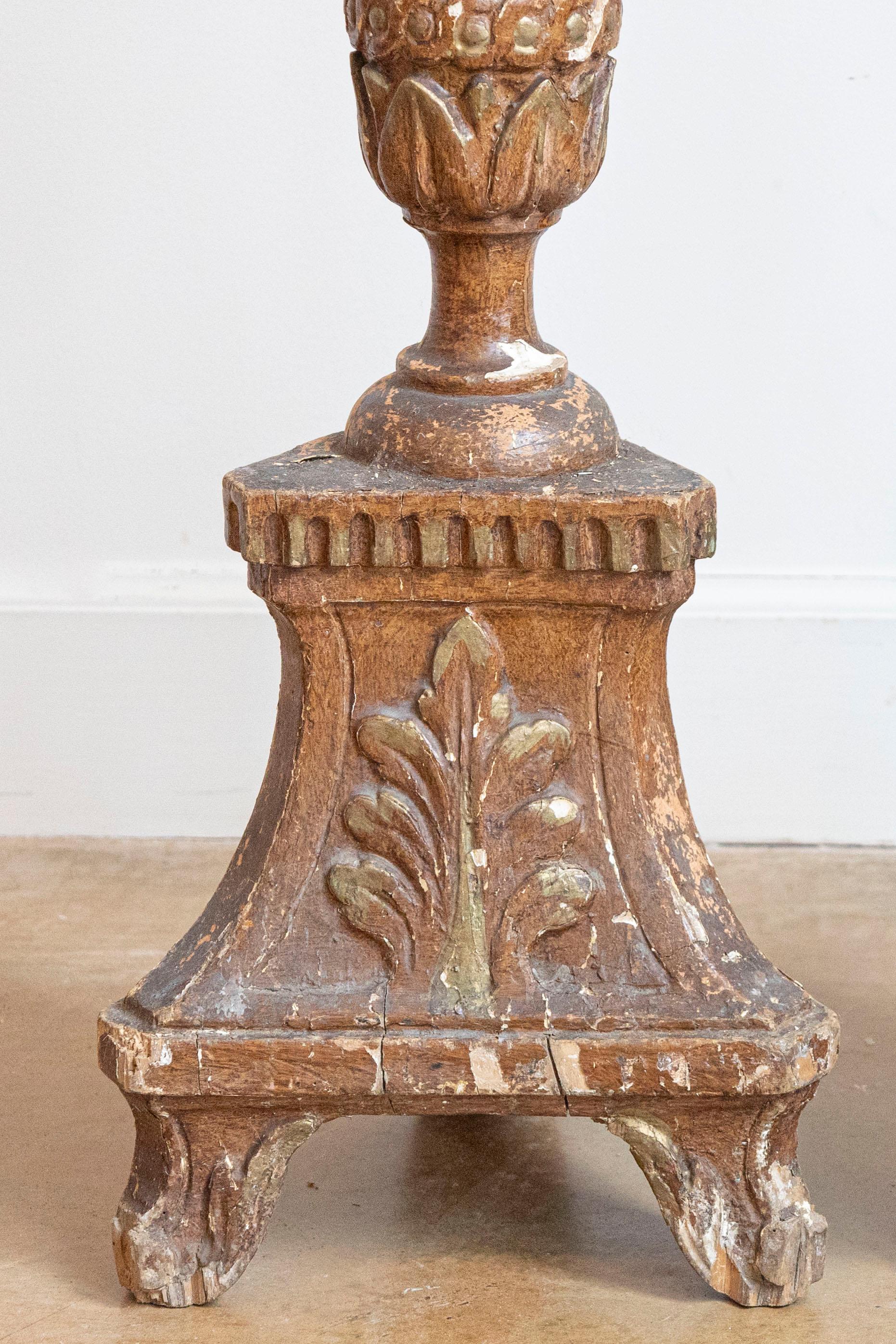 Legno Coppia di candelabri francesi dipinti a grande scala del 1890 con patina invecchiata in vendita