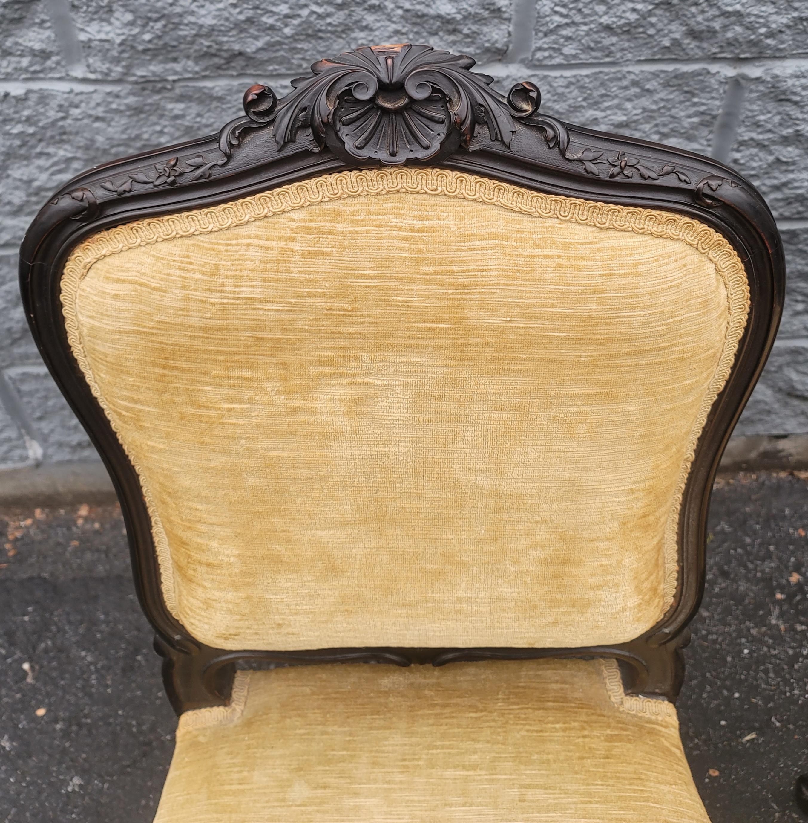 Paar von  Geschnitzte, ebonisierte und gepolsterte Stühle Louis XV aus den 1890er Jahren im Angebot 5