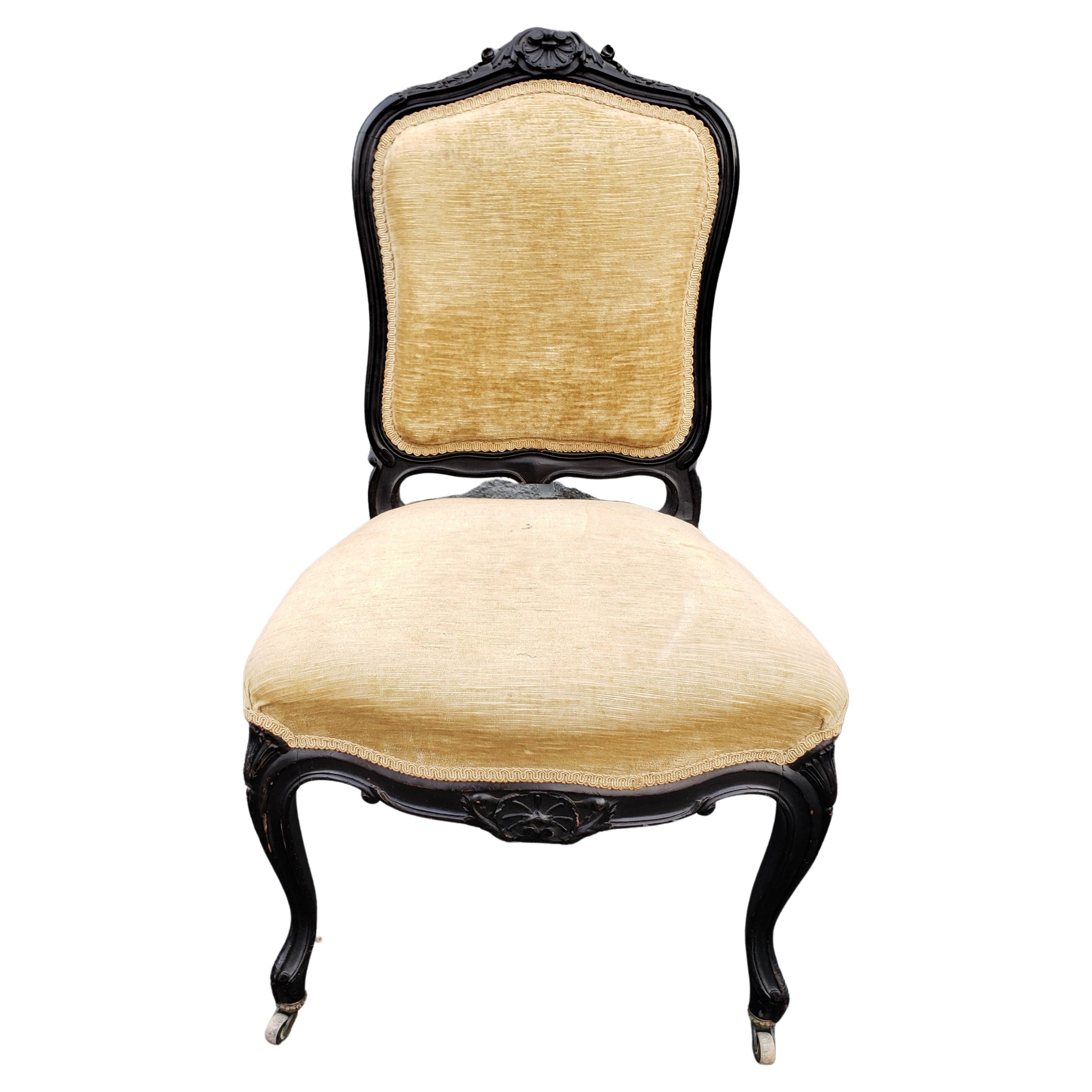 Paar von  1890 Louis XV geschnitzt, ebonisiert und gepolstert Lounge-Stühle. Hochwertige Samtpolsterung. Schön ebonisiert und geschnitzt. Maße: 21