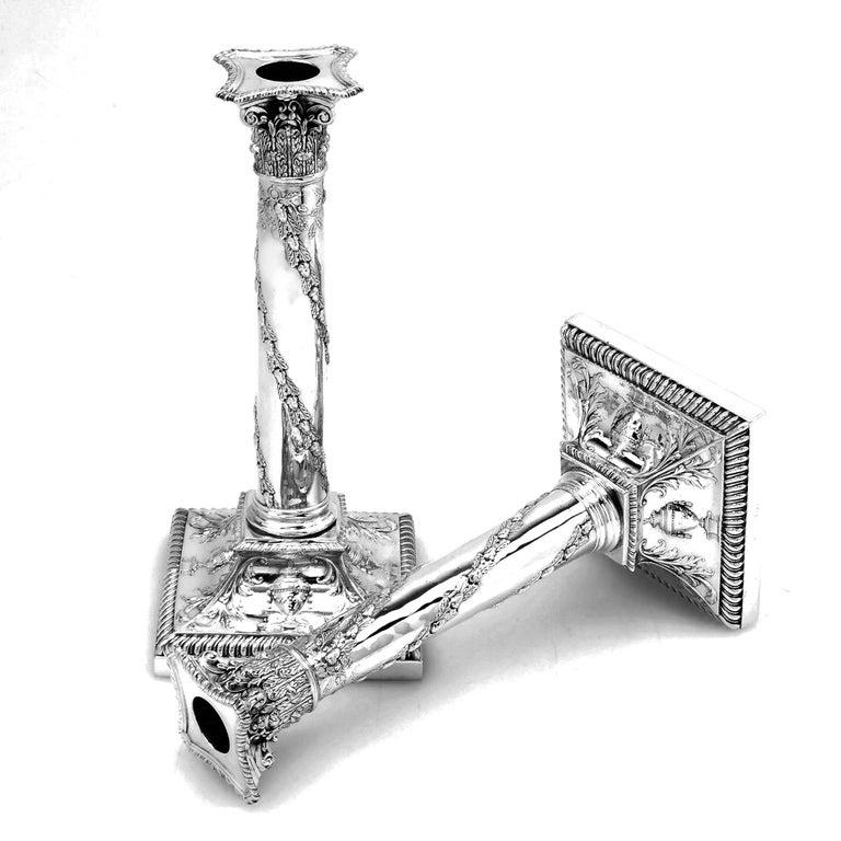 Pareja de candeleros ingleses victorianos de plata de ley de 1895, marcados en Londres por Thomas Bradbury. Presentan columnas en espiral de bellotas y hojas de roble, capiteles corintios clásicos, bordes de gorgueras y bases de estilo 