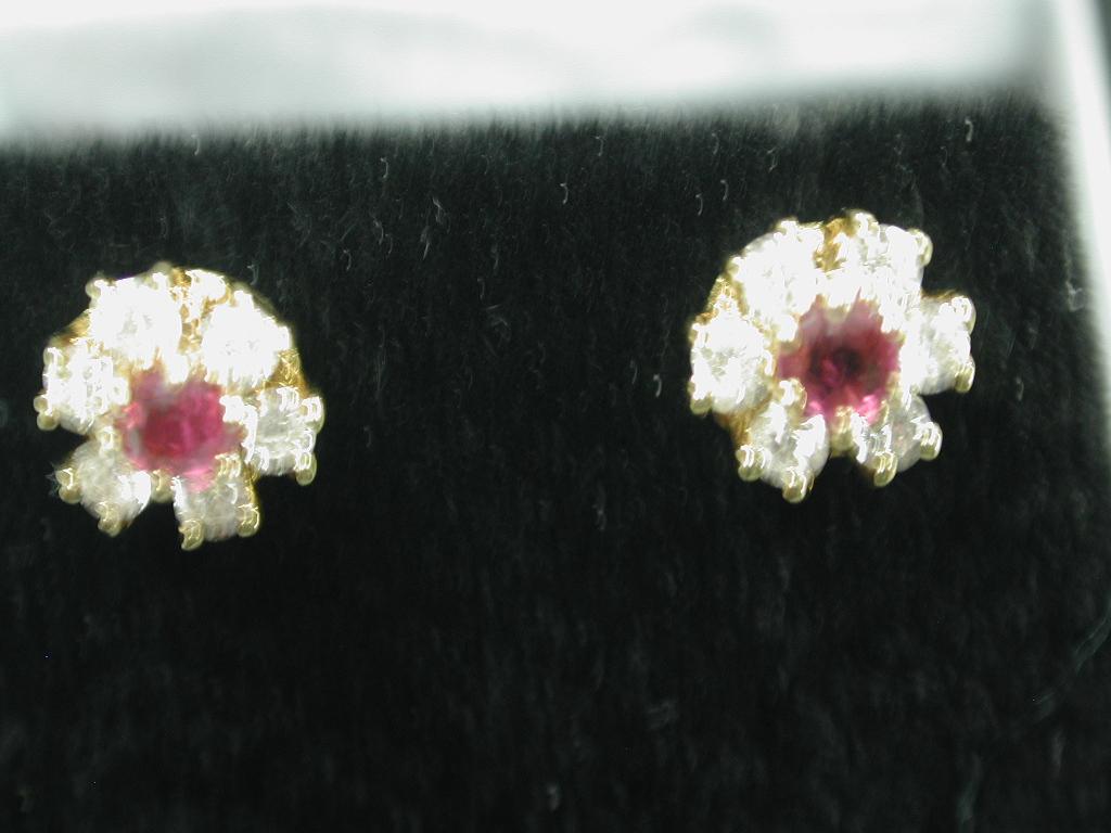 Coppia di orecchini a grappolo in oro 18 ct con rubini e diamanti, datati 1990
Prodotto a Londra da Martine Limited.
Splendidi rubini centrali di buon colore circondati da un gruppo di 6 diamanti taglio brillante di buona purezza.