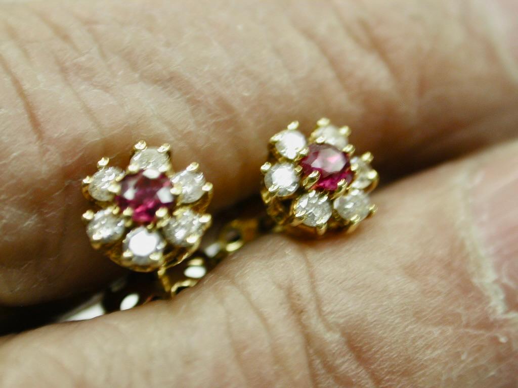 Contemporaneo Coppia di orecchini a grappolo in oro 18 ct con rubini e diamanti, datati 1990 in vendita