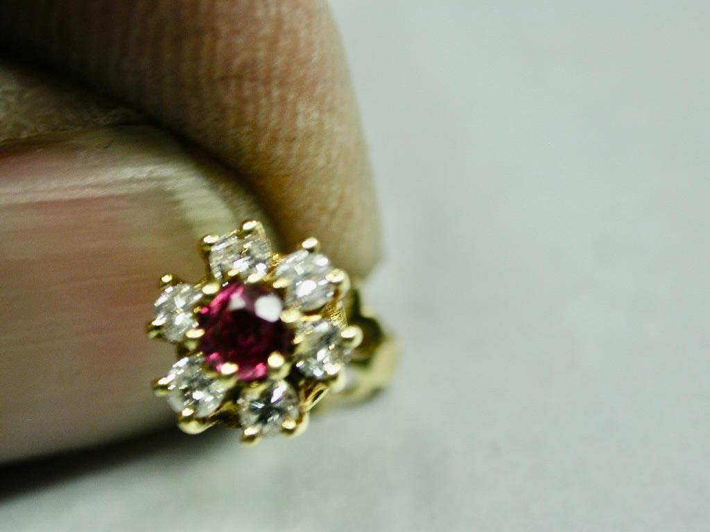 Taglio brillante Coppia di orecchini a grappolo in oro 18 ct con rubini e diamanti, datati 1990 in vendita