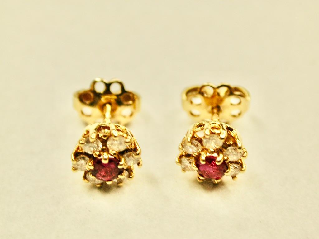 Coppia di orecchini a grappolo in oro 18 ct con rubini e diamanti, datati 1990 In condizioni buone in vendita a London, GB